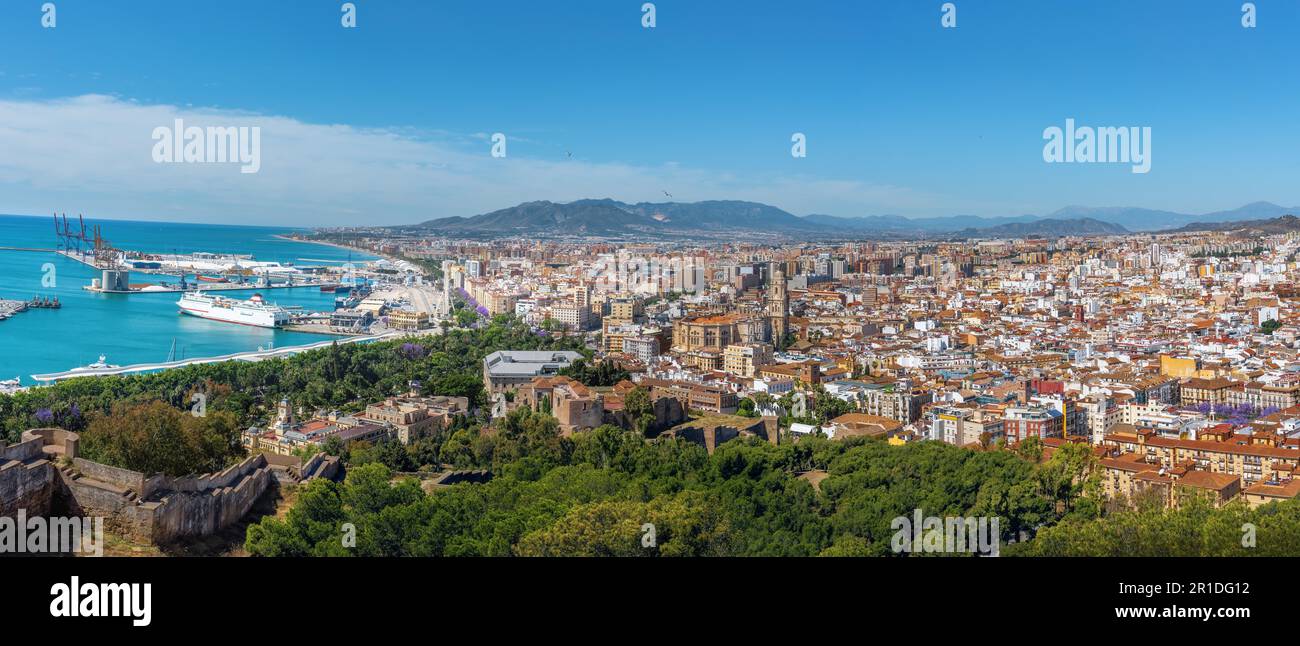 Panoramablick aus der Vogelperspektive mit Porto von Malaga, Kathedrale und Alcazaba - Malaga, Andalusien, Spanien Stockfoto