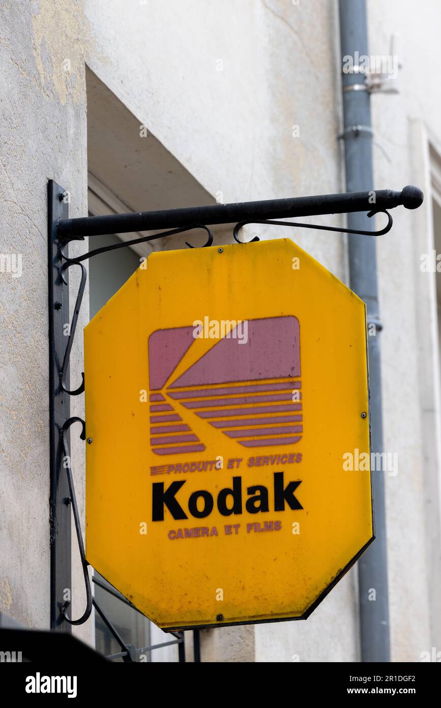 Kodak-Werbeschild über einer Schaufensterfront in Paris, das das unverwechselbare gelb-rote Design der Marke zeigt. Stockfoto