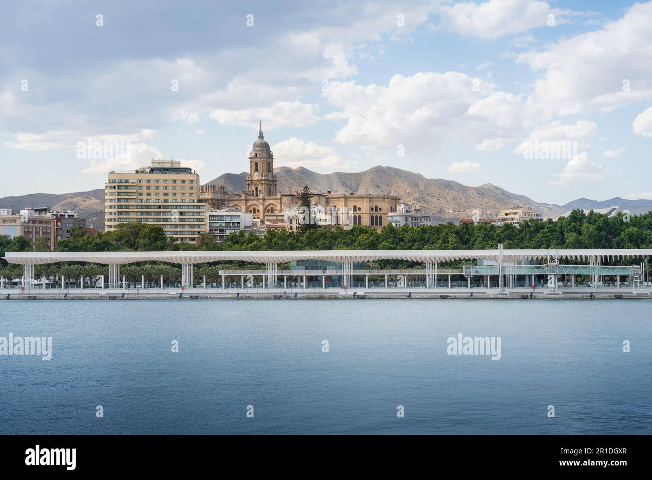 Die Skyline von Malaga mit der Kathedrale von Malaga und dem Paseo del Muelle Uno - Malaga, Andalusien, Spanien Stockfoto