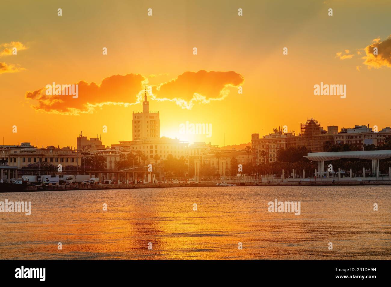 Sonnenuntergang in Malaga mit La Equitativa Gebäude - Malaga, Andalusien, Spanien Stockfoto