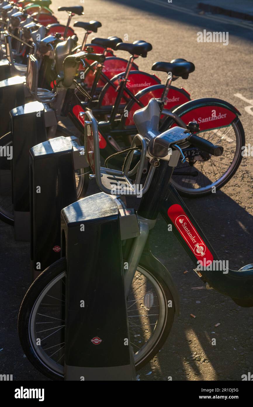 Eine Reihe von Santander-Fahrrädern in einer Dockingstation, die Teil des TFL-Fahrradverleihprogramms ist, das gemeinhin als Boris Bikes Fashion Street, Spitalfields, London, Großbritannien bezeichnet wird Stockfoto