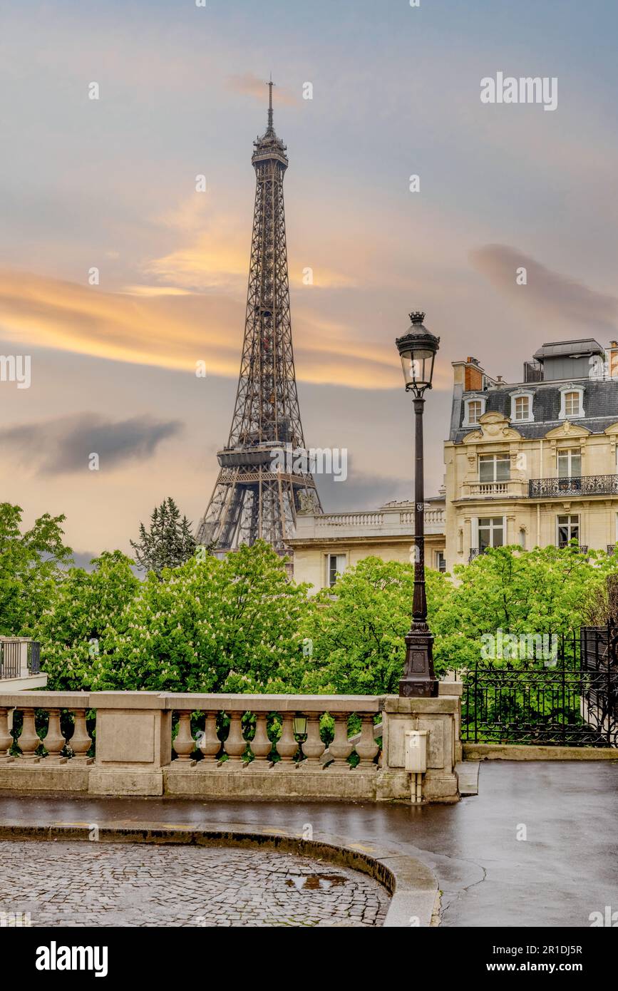 Paris und der Eiffelturm vom Zentrum von Paris aus gesehen. Beliebtes Touristenziel, ein Touristenboot auf der seine. Stockfoto