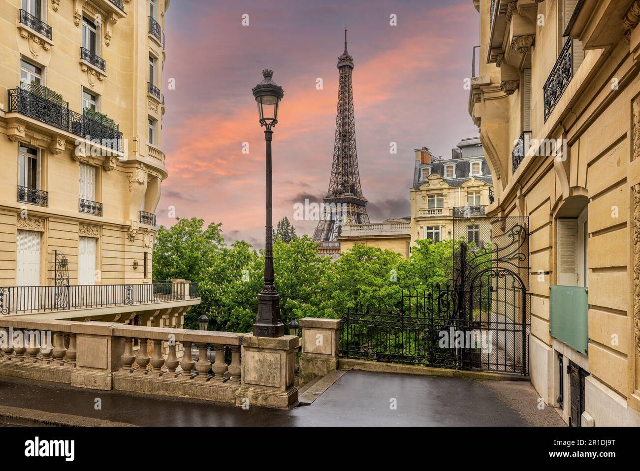 Paris und der Eiffelturm vom Zentrum von Paris aus gesehen. Beliebtes Touristenziel. Stockfoto
