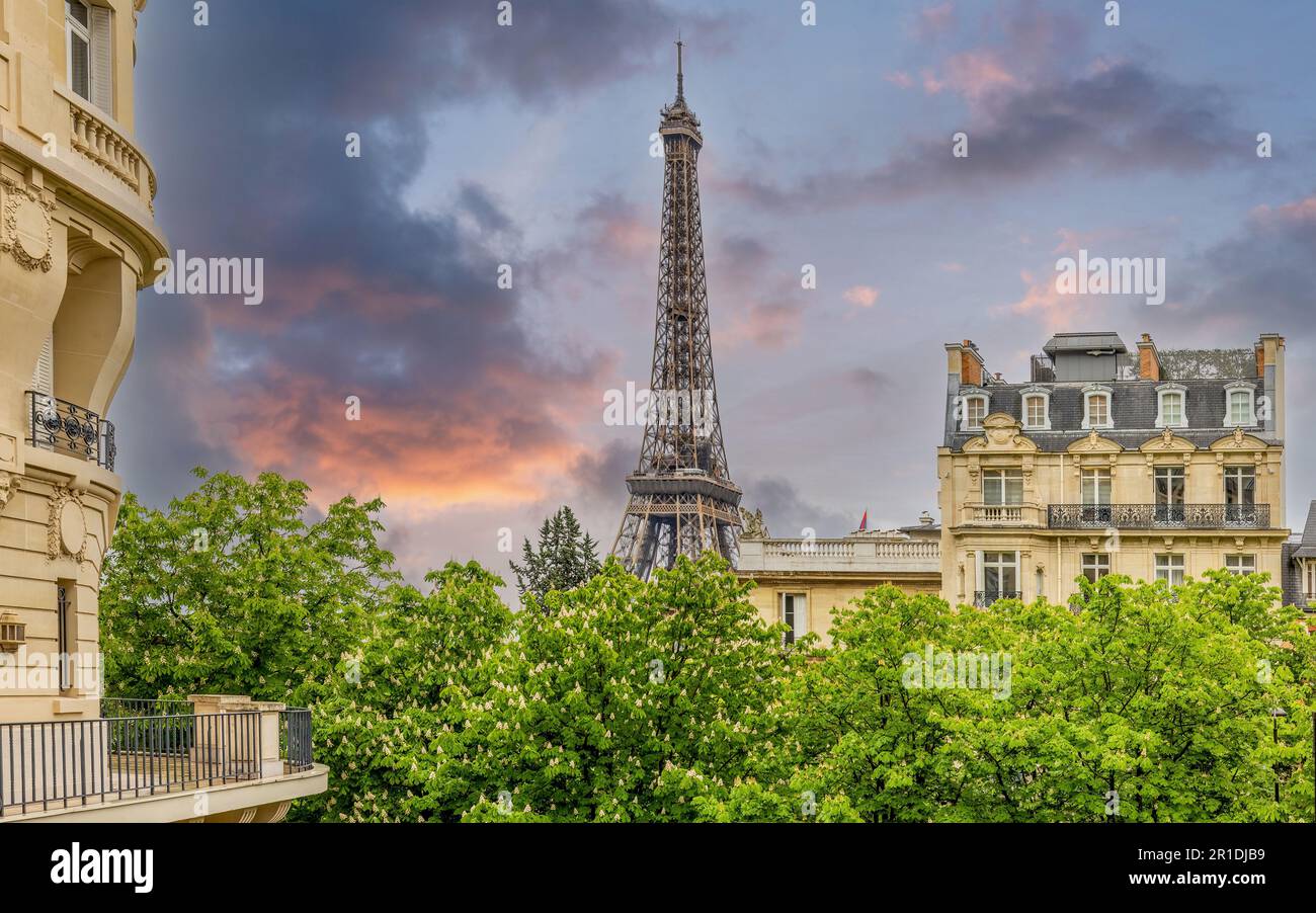 Paris und der Eiffelturm vom Zentrum von Paris aus gesehen. Beliebtes Touristenziel. Stockfoto