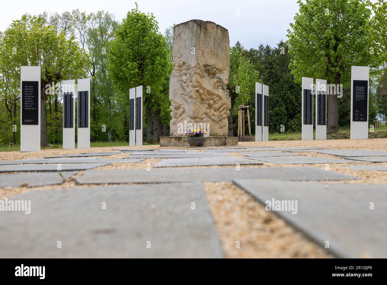 13. Mai 2023, Sachsen, Großschweidnitz Gedenkplakate im Nazidenkmal