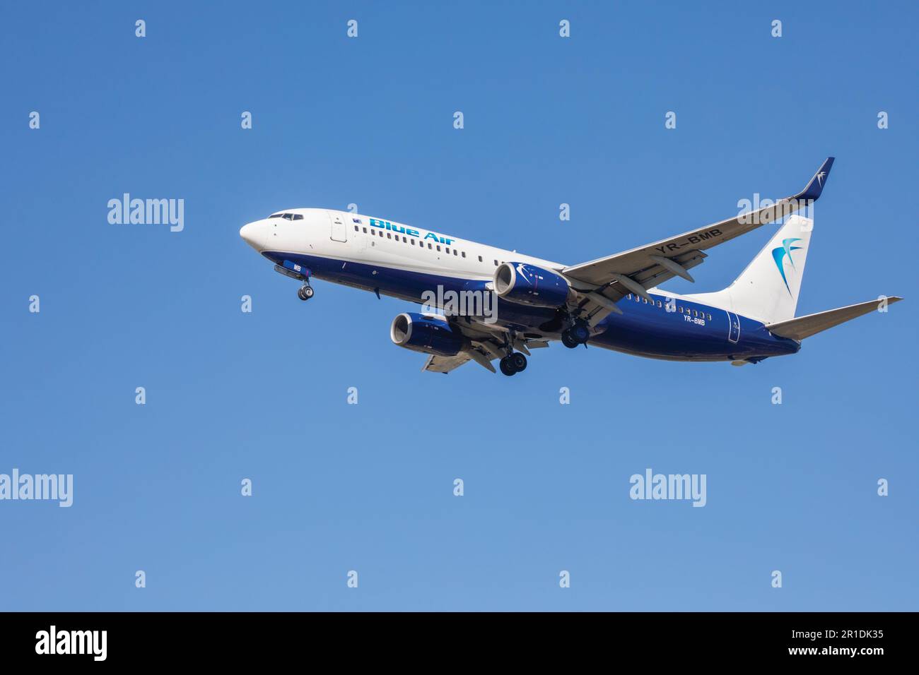 Eine blaue Boeing 737-800 mit Fahrwerk, das sich dem Flughafen nähert. Stockfoto