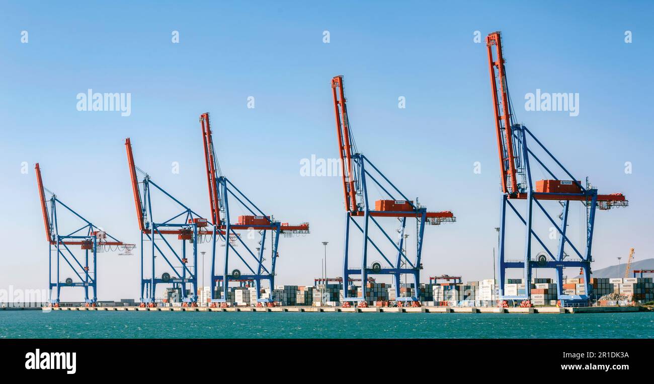 Malaga, Provinz Malaga, Andalusien, Südspanien. Kräne an der Frachtwerft. Keine Schiffe. Stockfoto