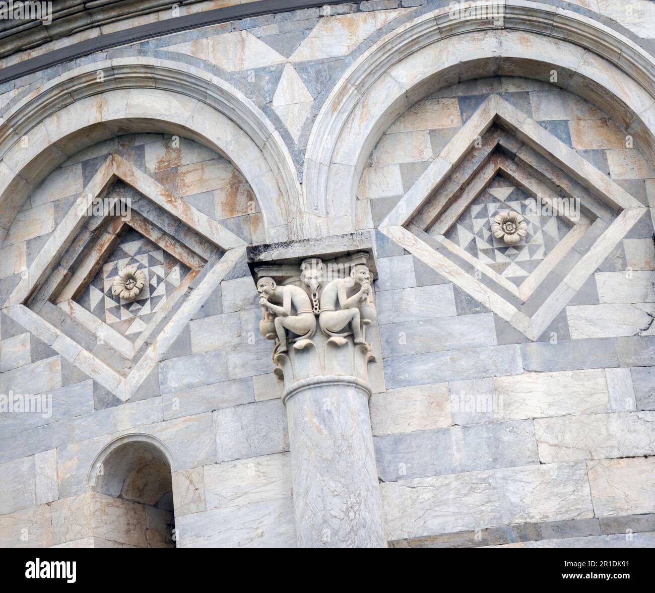 Zwei angekettete Affen, eine Dekoration auf der Säulenhauptstadt, Schiefer Turm von Pisa. Pisa, Toskana, Italien. Stockfoto