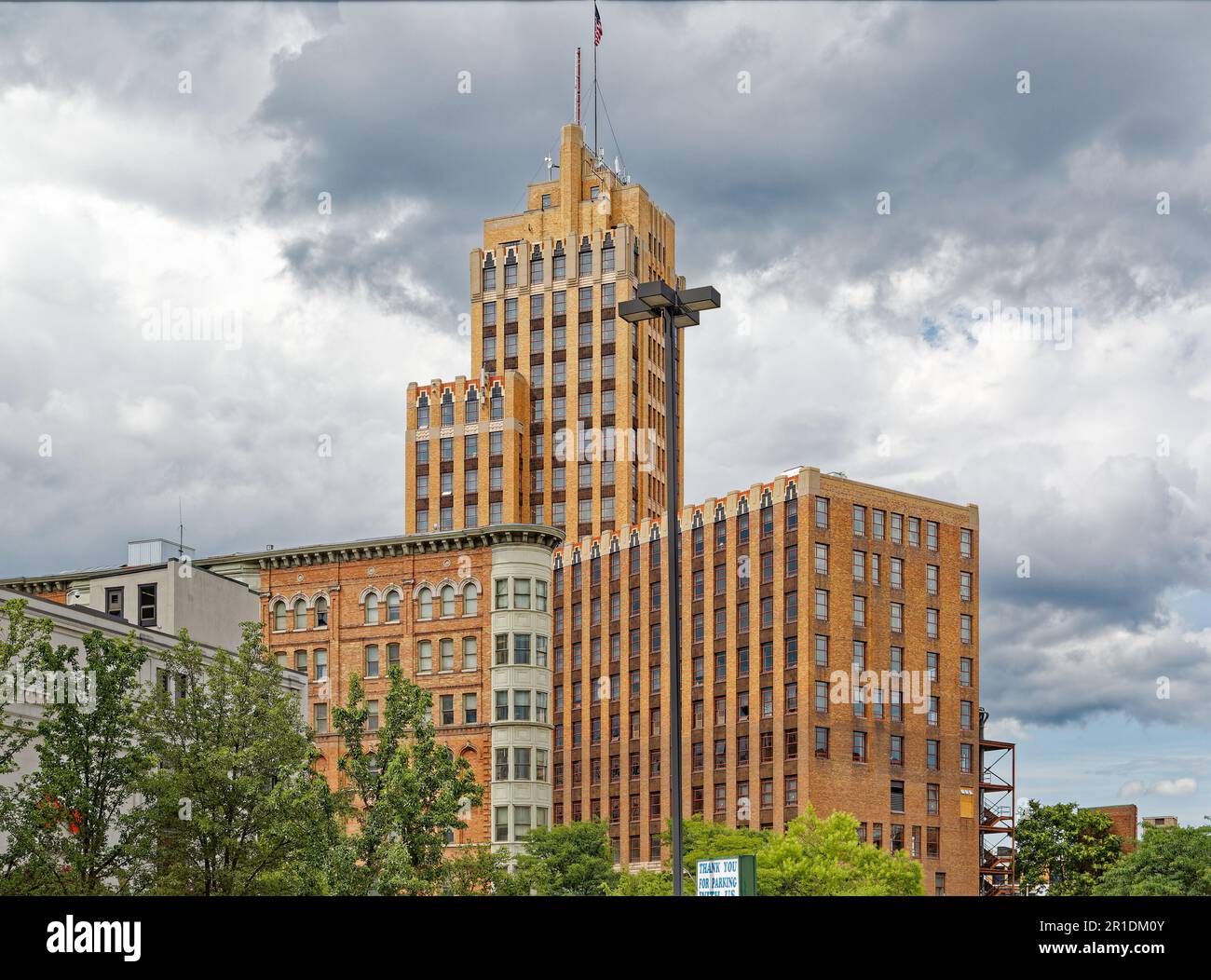 Das State Tower Building ist ein Wahrzeichen von Syrakus. Der Art déco-Wolkenkratzer aus dem Jahr 1928 hat eine Backsteinfassade mit Kalkstein- und Terracotta-Details. Stockfoto