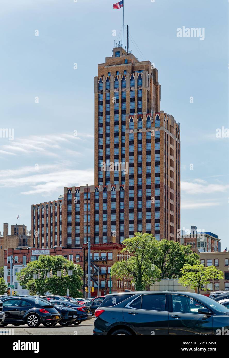 Das State Tower Building ist ein Wahrzeichen von Syrakus. Der Art déco-Wolkenkratzer aus dem Jahr 1928 hat eine Backsteinfassade mit Kalkstein- und Terracotta-Details. Stockfoto