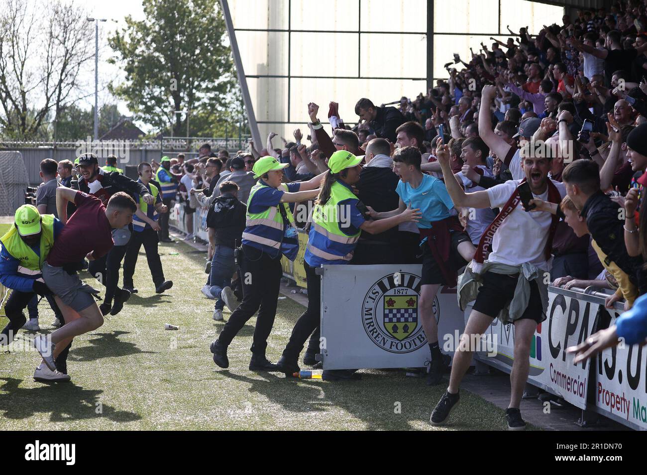 Paisley, Renfrewshire, Schottland. 13. Mai 2023. Hearts-Fans feiern ihren letzten Equalizer im Club; während des Cinch Premiership-Spiels zwischen St. Mirren und Hearts im St Mirren Park am 13. Mai 2023 Kredit: David Mollison/Alamy Live News Stockfoto