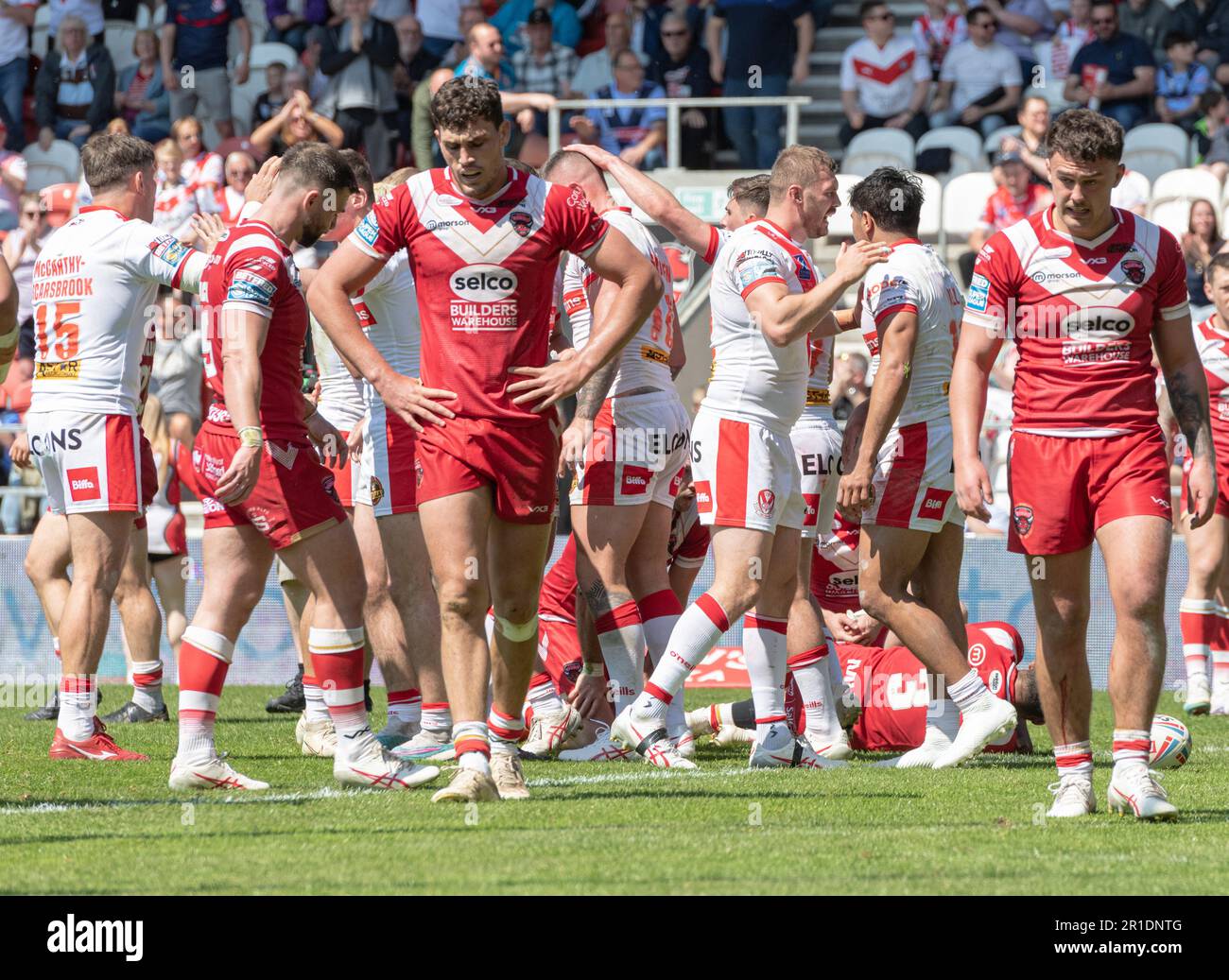 St. Helens, Merseyside, England, 13. Mai 2023. St. Helens feiert James Bells Versuch, während des St. Helens Rugby Football Club V Salford Red Devils Rugby League Football Club im Totally Wicked Stadium, die Betfred Super League (Kreditbild: ©Cody Froggatt/Alamy Live News) Stockfoto