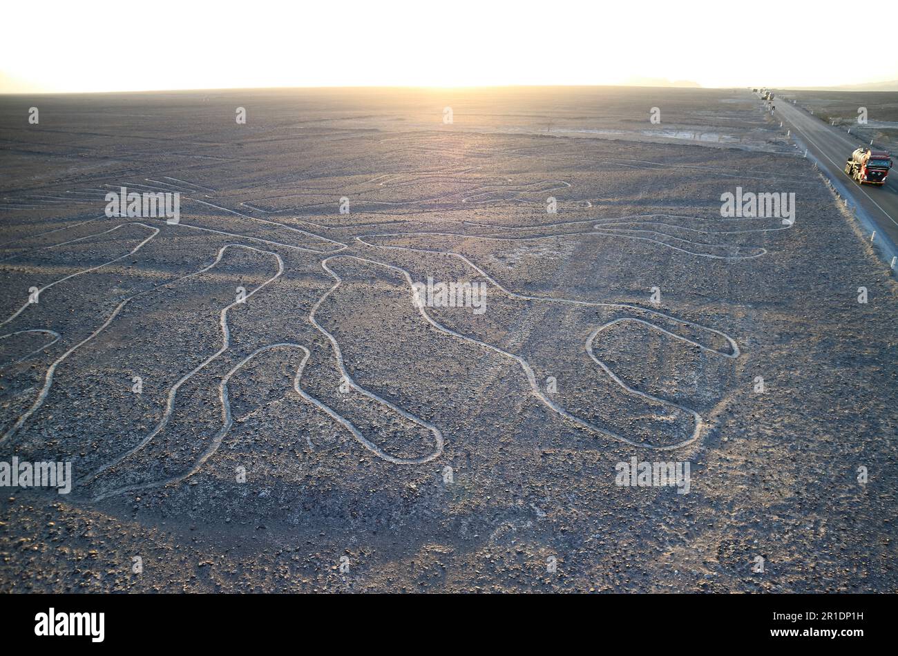 Erstaunliche riesige antike Geoglyphen von Nazca-Linien namens Arbol (Baum) im abendlichen Sonnenlicht, Nazca-Wüste, Ica-Region, Peru Stockfoto
