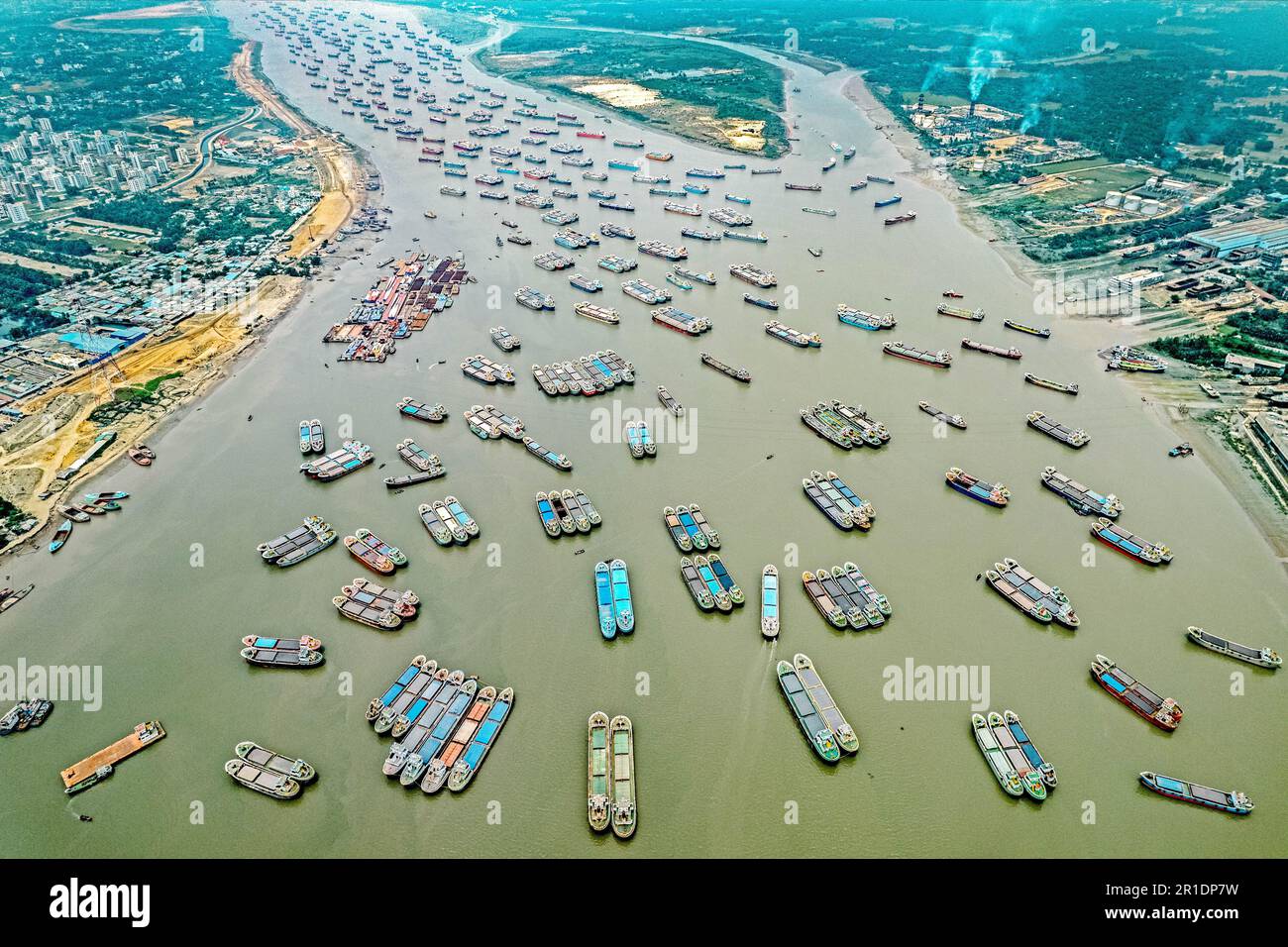 Chittagong, Chittagong, Bangladesch. 13. Mai 2023. Den Seehäfen von Chattogram, Cox's Bazar und Payra sowie 12 Küstenbezirken wurde empfohlen, das Signal „große Gefahr“ 8 zu setzen, während der Zyklon Mocha sich auf den Weg zur Südostküste von Bangladesch macht. Alle leichteren Schiffe sind sicher im Fluss Karnaphuli verankert, um sie vor Mocha zu schützen. (Kreditbild: © Subrata Dey/ZUMA Press Wire) NUR REDAKTIONELLE VERWENDUNG! Nicht für den kommerziellen GEBRAUCH! Stockfoto