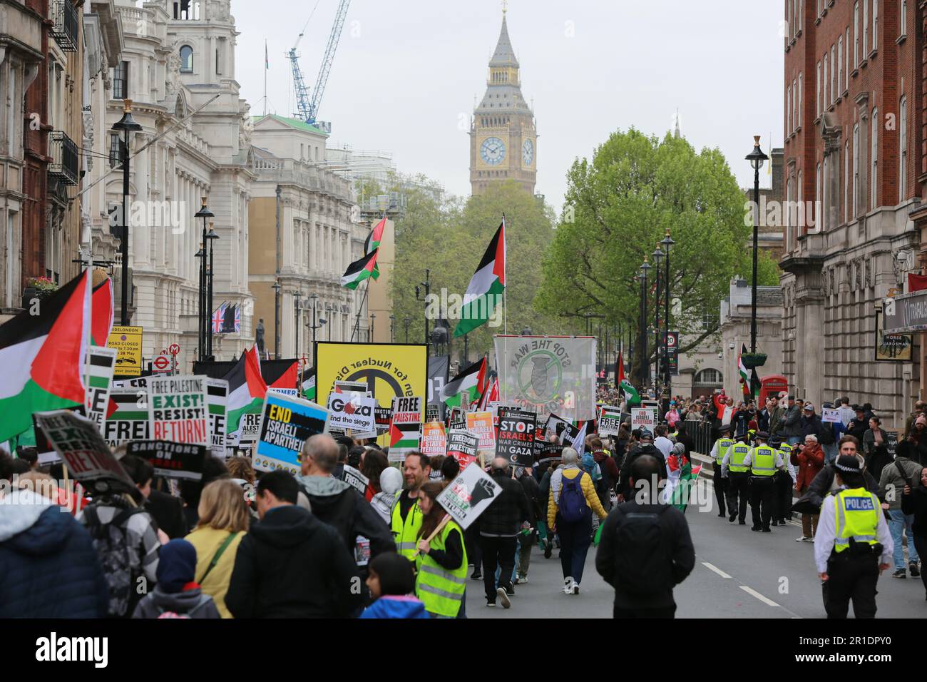 London, Großbritannien. 13. Mai 2023 NAKBA 75 - Nationalmarsch: Freies Palästina - Ende der Apartheid. Die Kundgebung fand vor dem 75. Jahrestag der Nakba statt, der am 15. Mai begangen wird. Die Nakba ist nicht nur ein historisches Ereignis, sondern ein über 75 Jahre andauernder Prozess der Unterdrückung, der durch die Kolonisierung von Land, die Durchsetzung der Apartheid und die militärische Besetzung umgesetzt wurde. Der Protest wird organisiert von: Palestine Solidarity Campaign, Stop the war Coalition, Palestinian Forum in Britain, Friends of Al-Aqsa, Muslim Association, Campaign for Nuclear Disarmament. Kredit: Waldemar Sikora / Alamy Live News Stockfoto