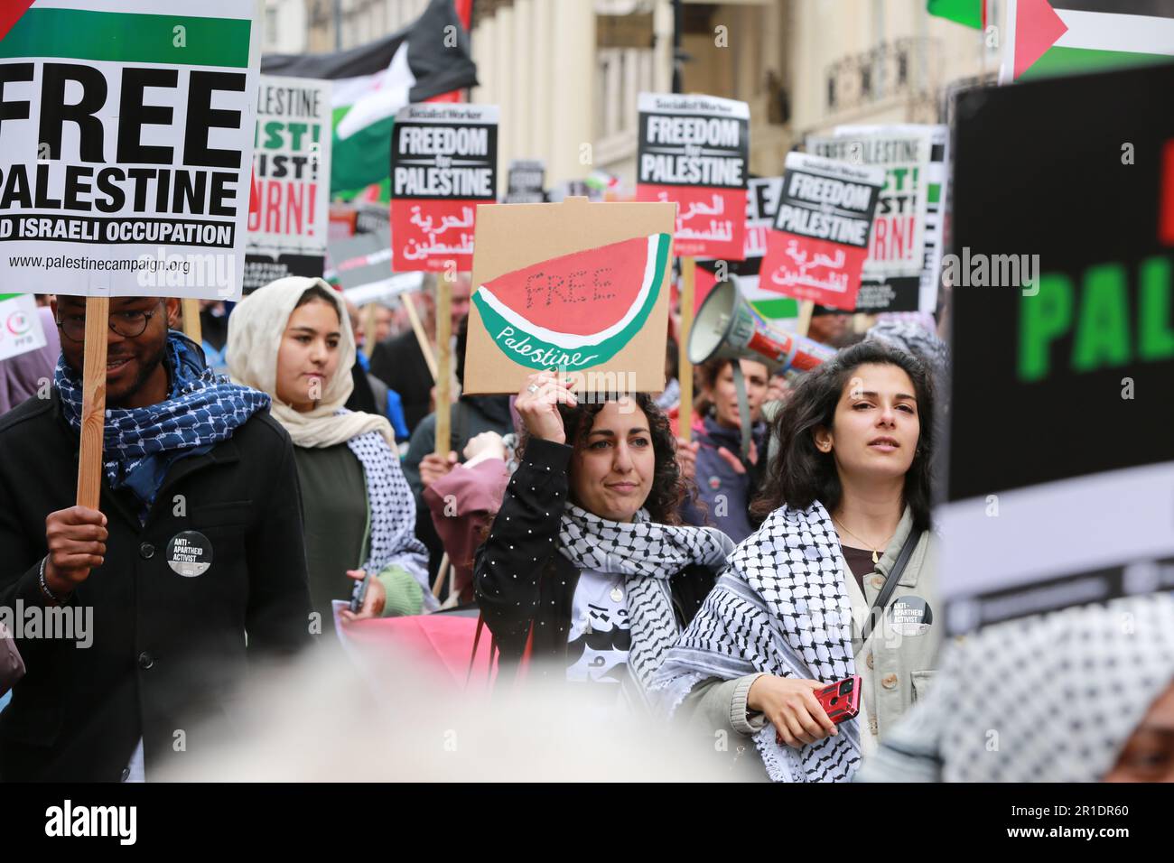 London, Großbritannien. 13. Mai 2023 NAKBA 75 - Nationalmarsch: Freies Palästina - Ende der Apartheid. Die Kundgebung fand vor dem 75. Jahrestag der Nakba statt, der am 15. Mai begangen wird. Die Nakba ist nicht nur ein historisches Ereignis, sondern ein über 75 Jahre andauernder Prozess der Unterdrückung, der durch die Kolonisierung von Land, die Durchsetzung der Apartheid und die militärische Besetzung umgesetzt wurde. Der Protest wird organisiert von: Palestine Solidarity Campaign, Stop the war Coalition, Palestinian Forum in Britain, Friends of Al-Aqsa, Muslim Association, Campaign for Nuclear Disarmament. Kredit: Waldemar Sikora / Alamy Live News Stockfoto