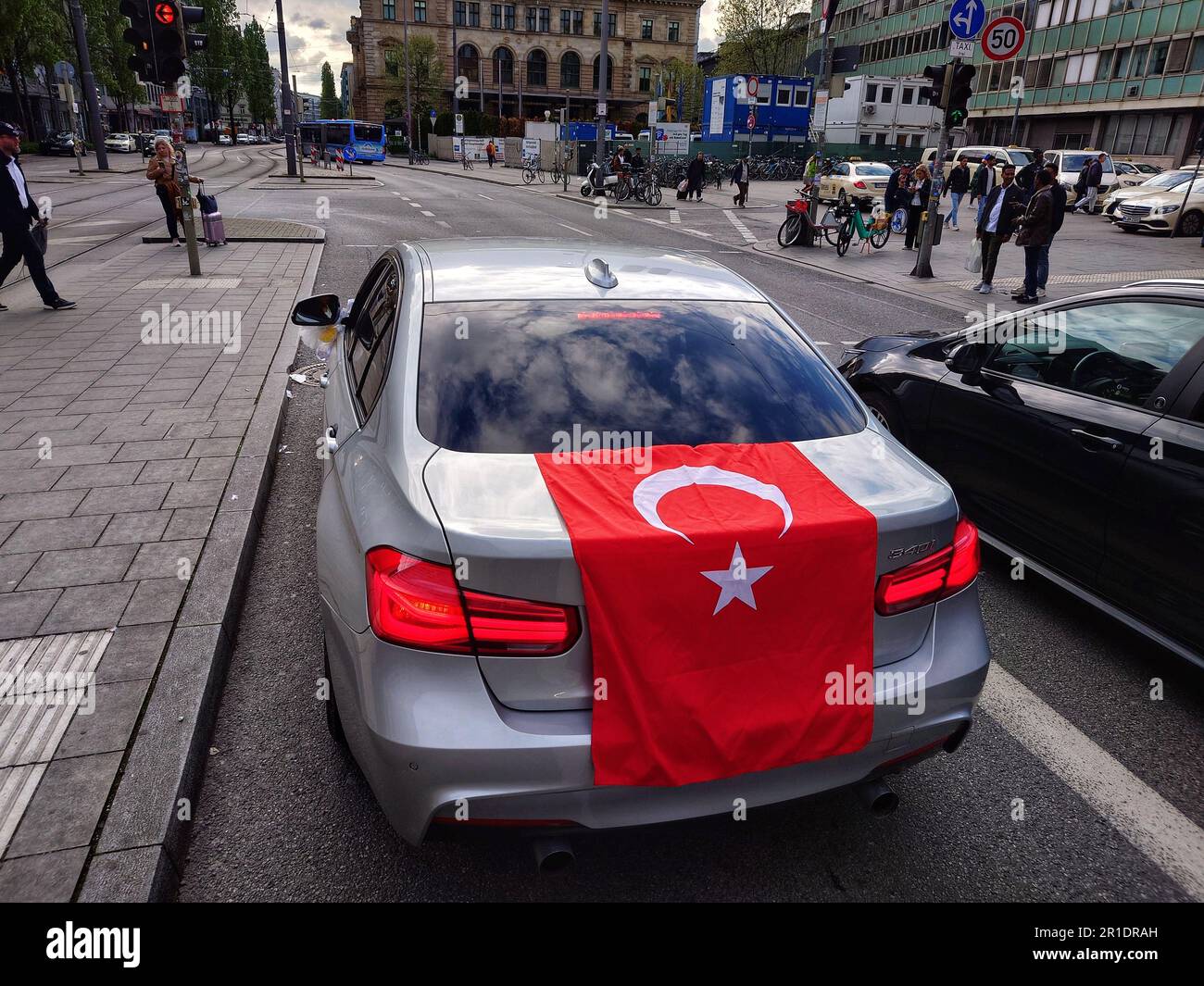 13. Mai 2023, München, Bayern, Deutschland: Als Zeichen für den möglichen Flammpunkt, der nach den Wahlen in der Stadt auftaucht, verdeckte ein türkischer Drag Racer in einem BMW seine Nummernschilder und während des dichten Verkehrs auf kleinen Straßen fuhr er mit extrem hoher Geschwindigkeit herum, fuhr rote Ampeln, blies ständig sein Horn, Und drehte seine Reifen. Die Bewohner fürchten Zerstörung, Dragster-Rennen, die gefährliche Situationen schaffen, und tödliche Unfälle. Die türkischen Promis scheinen vorbereitet zu sein, indem sie ihre Nummernschilder verdecken. (Kreditbild: © Sachelle Babbar/ZUMA Press Wire) NUR REDAKTIONELLE VERWENDUNG! Nicht für C Stockfoto