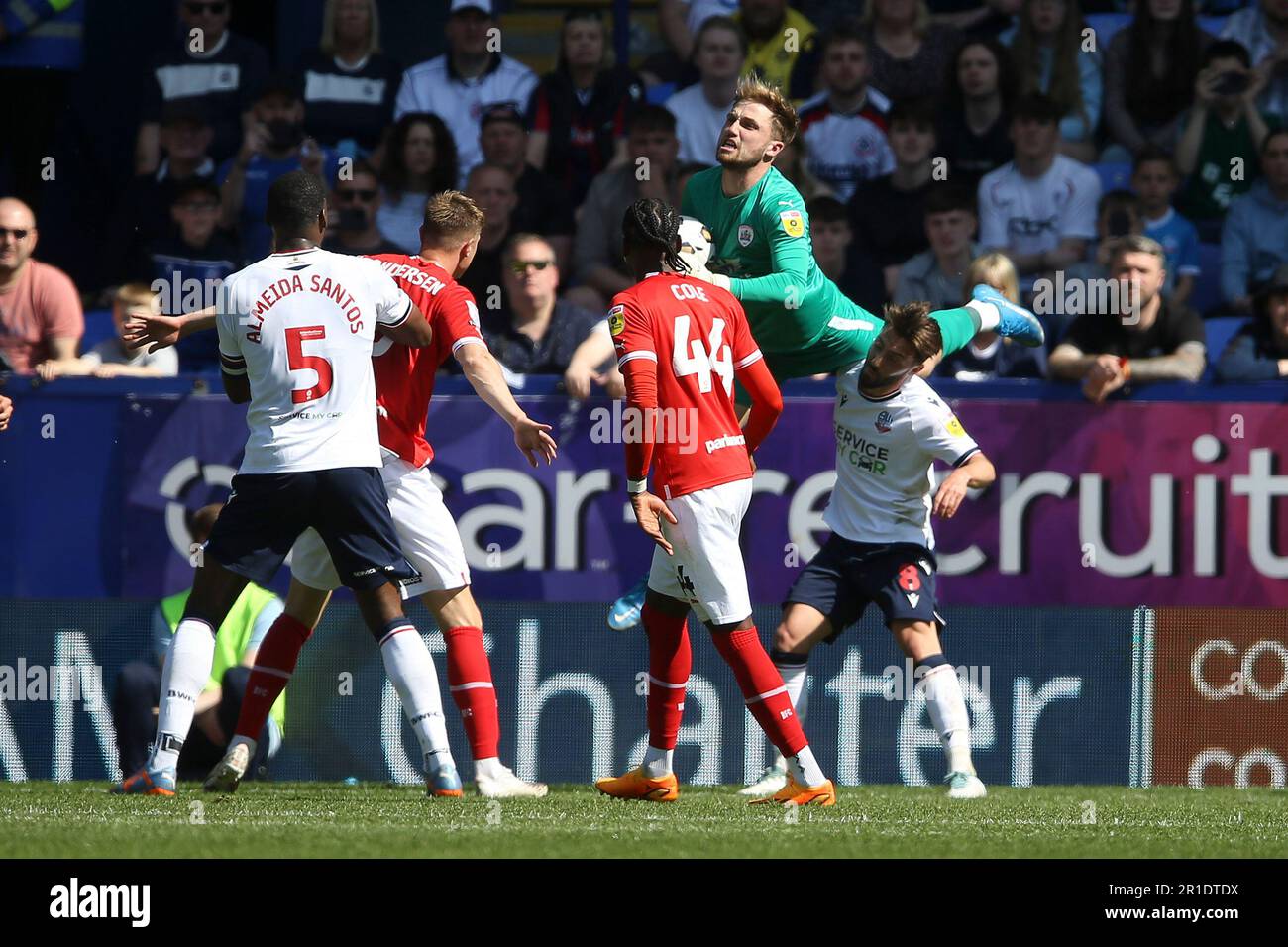 Bolton, Großbritannien. 13. Mai 2023. Harvey Isted, der Torwart von Barnsley, fängt den Ball und stürzt ab. EFL Skybet Football League ein Spiel im Halbfinale, 1.-teiliges Spiel, Bolton Wanderers gegen Barnsley im Stadion der University of Bolton in Bolton, Lancs am Samstag, den 13. Mai 2023. Dieses Bild darf nur zu redaktionellen Zwecken verwendet werden. Nur redaktionelle Verwendung, Bild von Chris Stading/Andrew Orchard Sports Photography/Alamy Live News Credit: Andrew Orchard Sports Photography/Alamy Live News Stockfoto