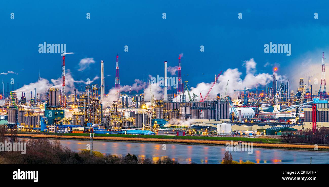 Industrie in Anterp, Belgien, in der Dämmerung. Stockfoto