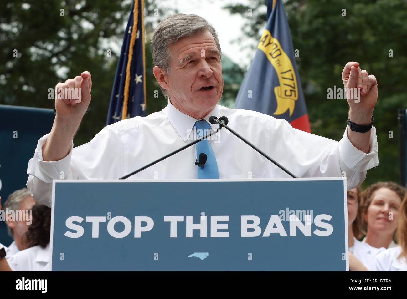 Raleigh, North Carolina, USA. 13. Mai 2023. NC-Gouverneur ROY COOPER spricht mit Tausenden, die an seiner „˜Veto-Rally for Healthcare Freedom“-Protestveranstaltung in Raleigh teilgenommen haben. Cooper sagt, er wird gegen neue Abtreibungsbeschränkungen ein Veto einlegen, aber Republikaner haben in beiden Häusern der Generalversammlung ein Vetorecht. Die Kundgebung war Teil von Coopers Kampagne durch den Staat, um einige republikanische Gesetzgeber dazu zu bringen, ihre Stimme zu ändern und sein Veto gegen das 12-wöchige Gesetz über das Verbot von Abtreibungen zu unterstützen. Kredit: ZUMA Press, Inc./Alamy Live News Stockfoto