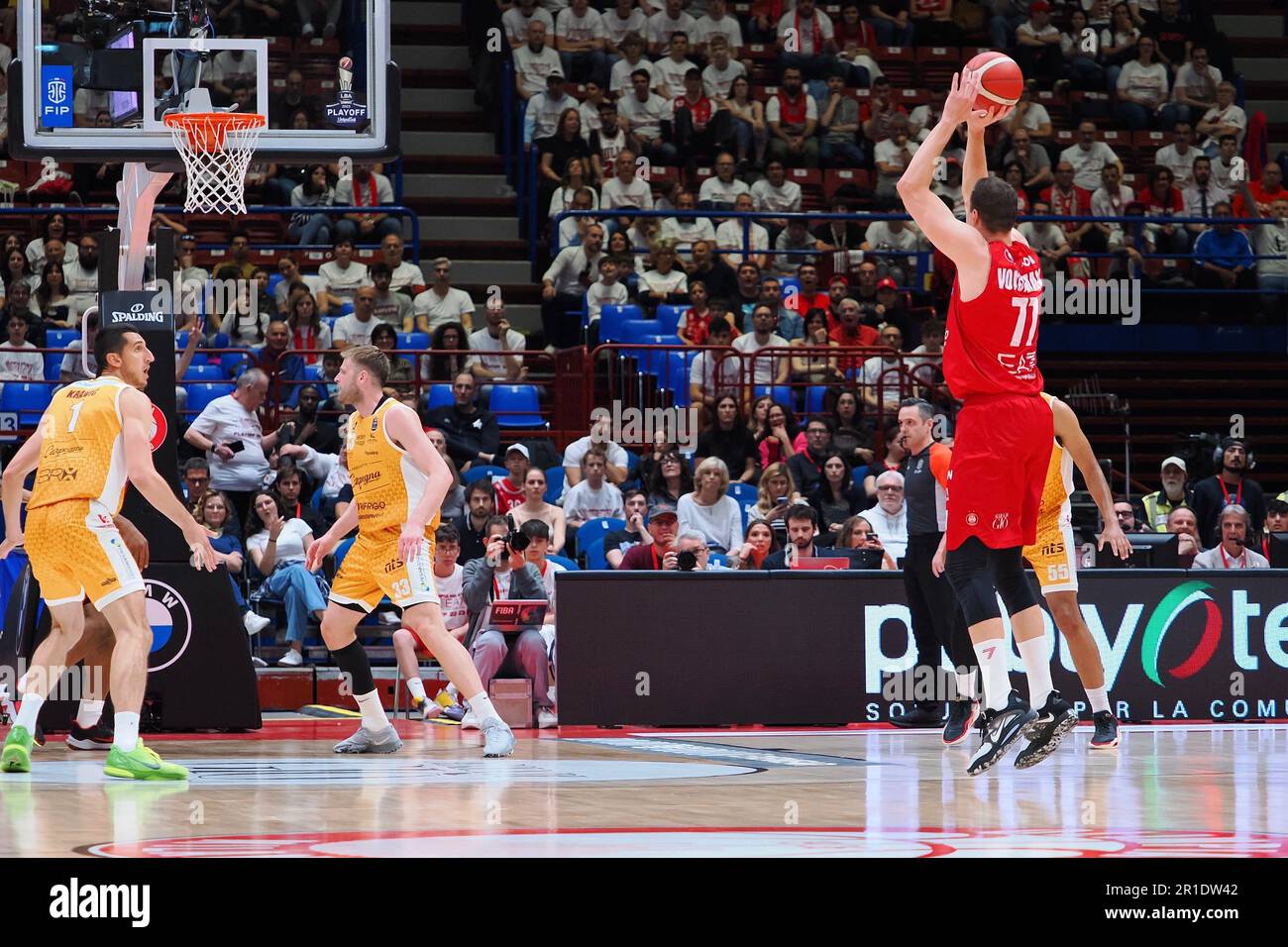 Mediolanum Forum, Assago (MI), Italien, 13. Mai 2023, Johannes Voigtmann (EA7 Emporio Armani Olimpia Milano) während der Playoff - EA7 Emporio Armani Milano vs Carpegna Prosciutto Pesaro - Italienische Basketball Serie A Championship Credit: Live Media Publishing Group/Alamy Live News Stockfoto