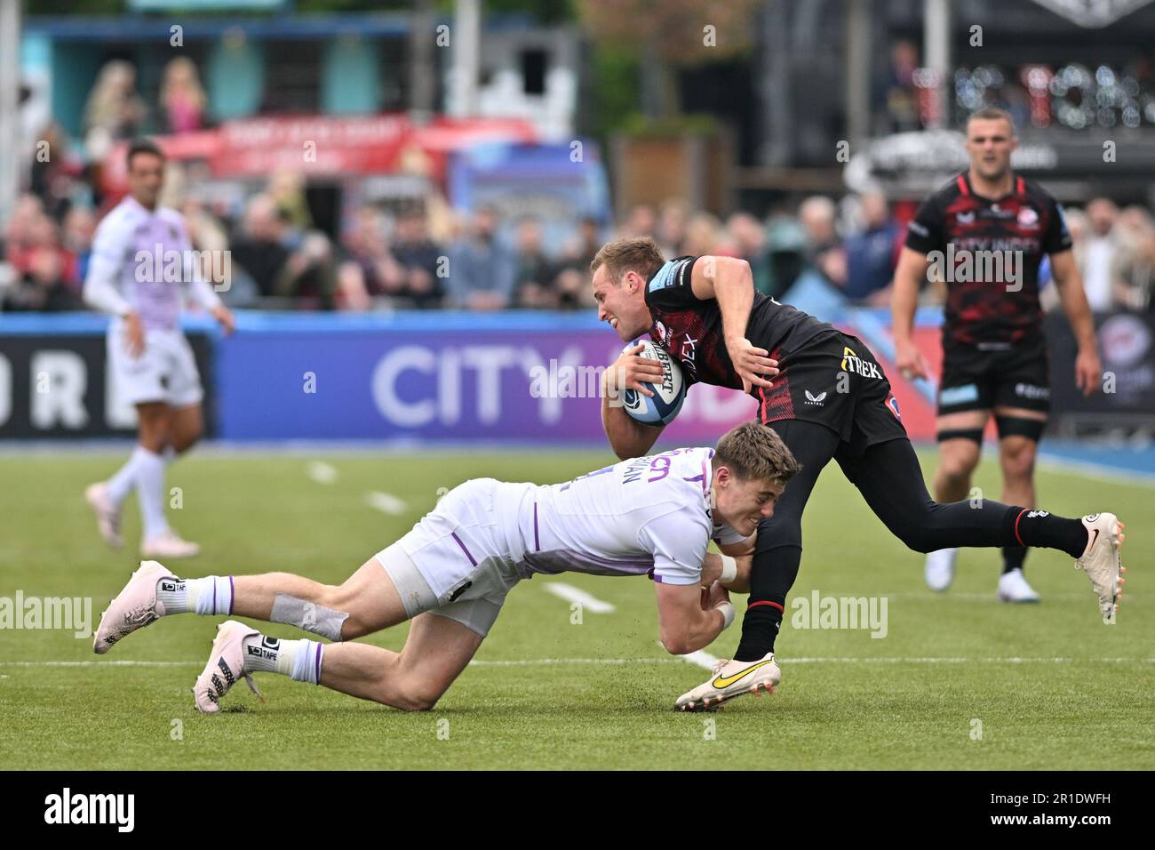 Tommy Freeman von Northampton Saints tritt beim Gallagher Premiership Rugby Play Off Semi Final zwischen Saracens und Northampton Saints am 13. Mai 2023 im Stonex Stadium, London, England, gegen Max Malins von Saracens an. Foto von Phil Hutchinson. Nur redaktionelle Verwendung, Lizenz für kommerzielle Verwendung erforderlich. Keine Verwendung bei Wetten, Spielen oder Veröffentlichungen von Clubs/Ligen/Spielern. Kredit: UK Sports Pics Ltd/Alamy Live News Stockfoto