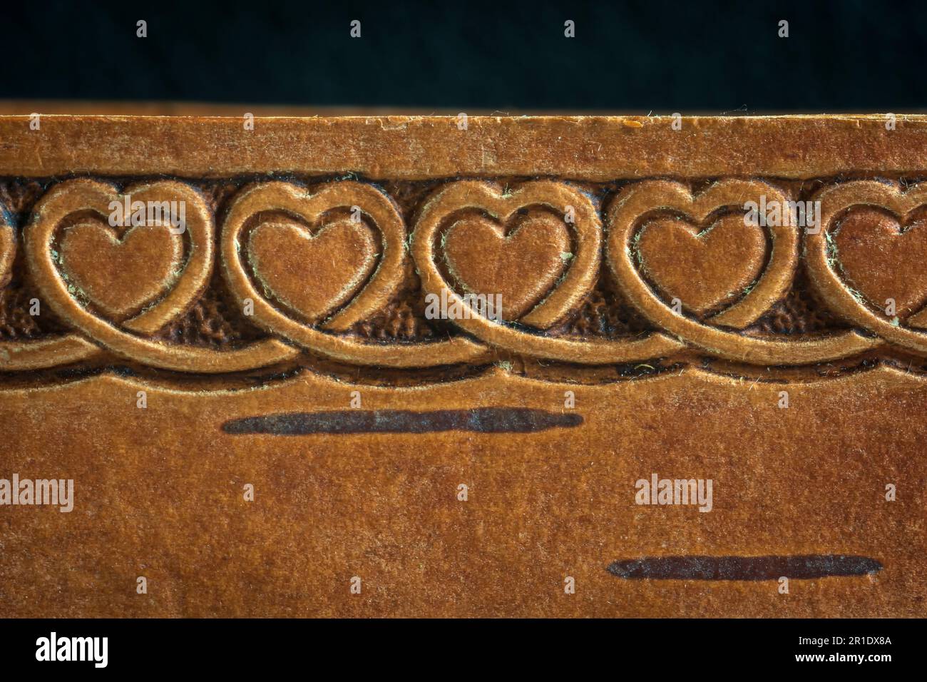 Herzförmige Dekoration auf einer Holzbohle als Nahaufnahme. Stockfoto
