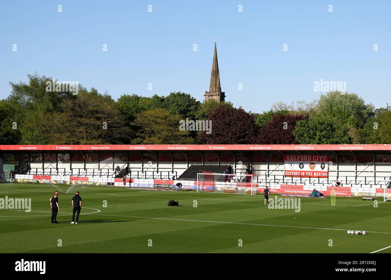 Allgemeiner Blick vom Innern des Stadions mit Salford Cathedral im Hintergrund vor dem Halbfinalspiel der Sky Bet League 2 im Peninsula Stadium, Salford. Foto: Samstag, 13. Mai 2023. Stockfoto