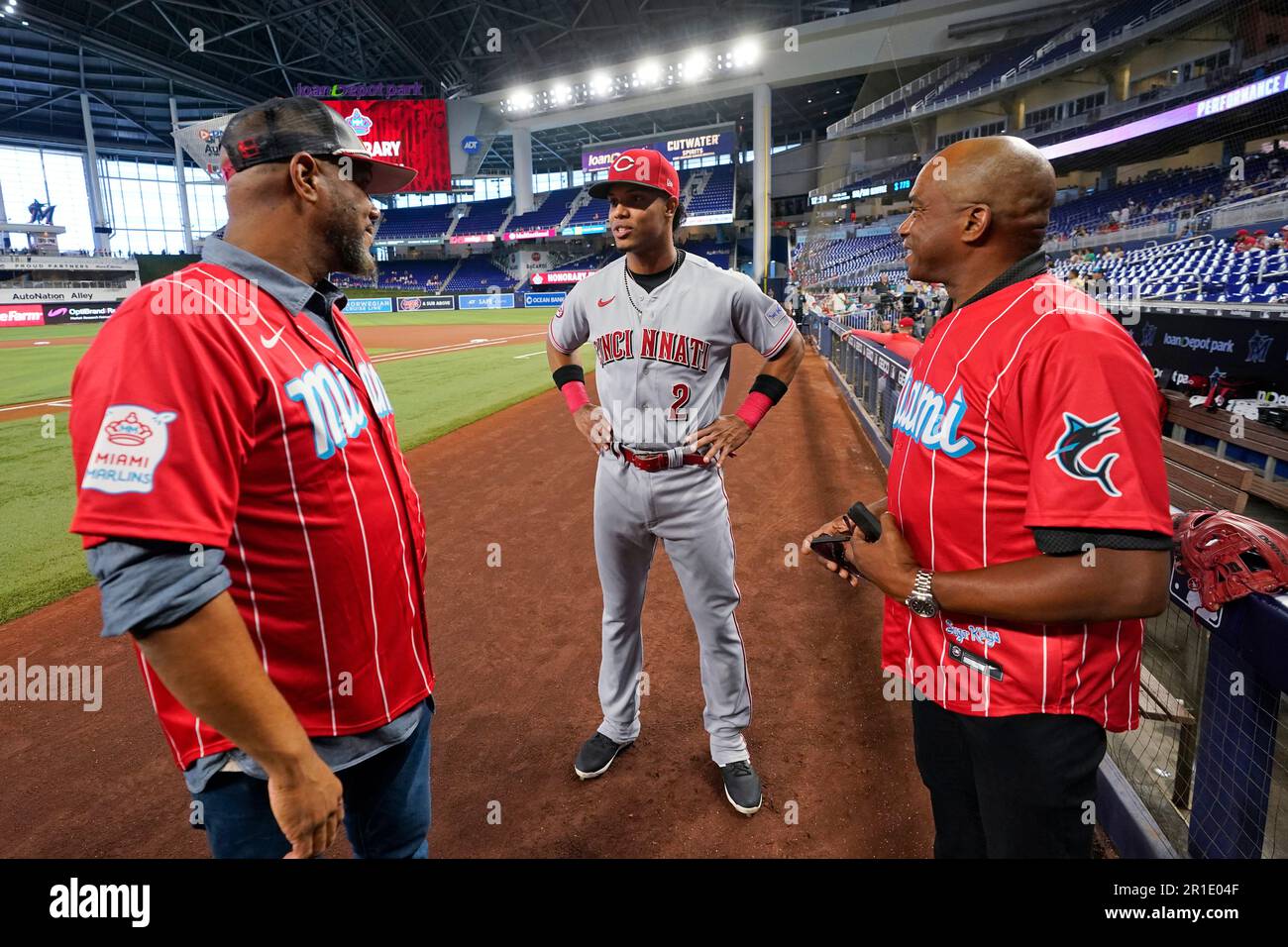 Cincinnati Reds shortstop Jose Barrero (2) chats with former pitchers Livan Hernandez, left, and his half-brother Orlando " El Duque" Hernandez, right, before the start of a baseball game between the Miami Marlins and the Reds, Saturday, May 13, 2023, in Miami. (AP Photo/Wilfredo Lee) Stockfoto
