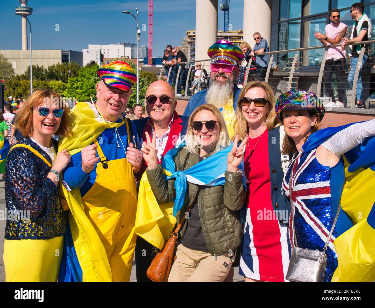 Bunte Eurovision-Massen in Liverpool am Samstag, dem 13. Mai, am Tag des Eurovision-Finales. An einem sonnigen Tag am Pier Head und Albert Dock Stockfoto
