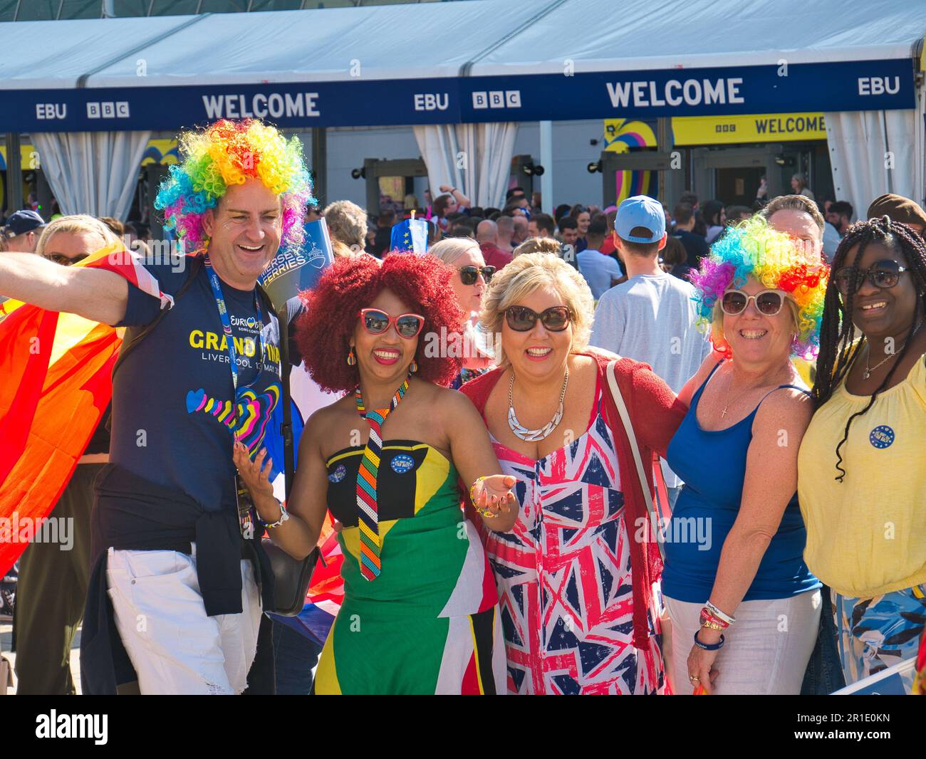 Bunte Eurovision-Massen in Liverpool am Samstag, dem 13. Mai, am Tag des Eurovision-Finales. An einem sonnigen Tag am Pier Head und Albert Dock Stockfoto