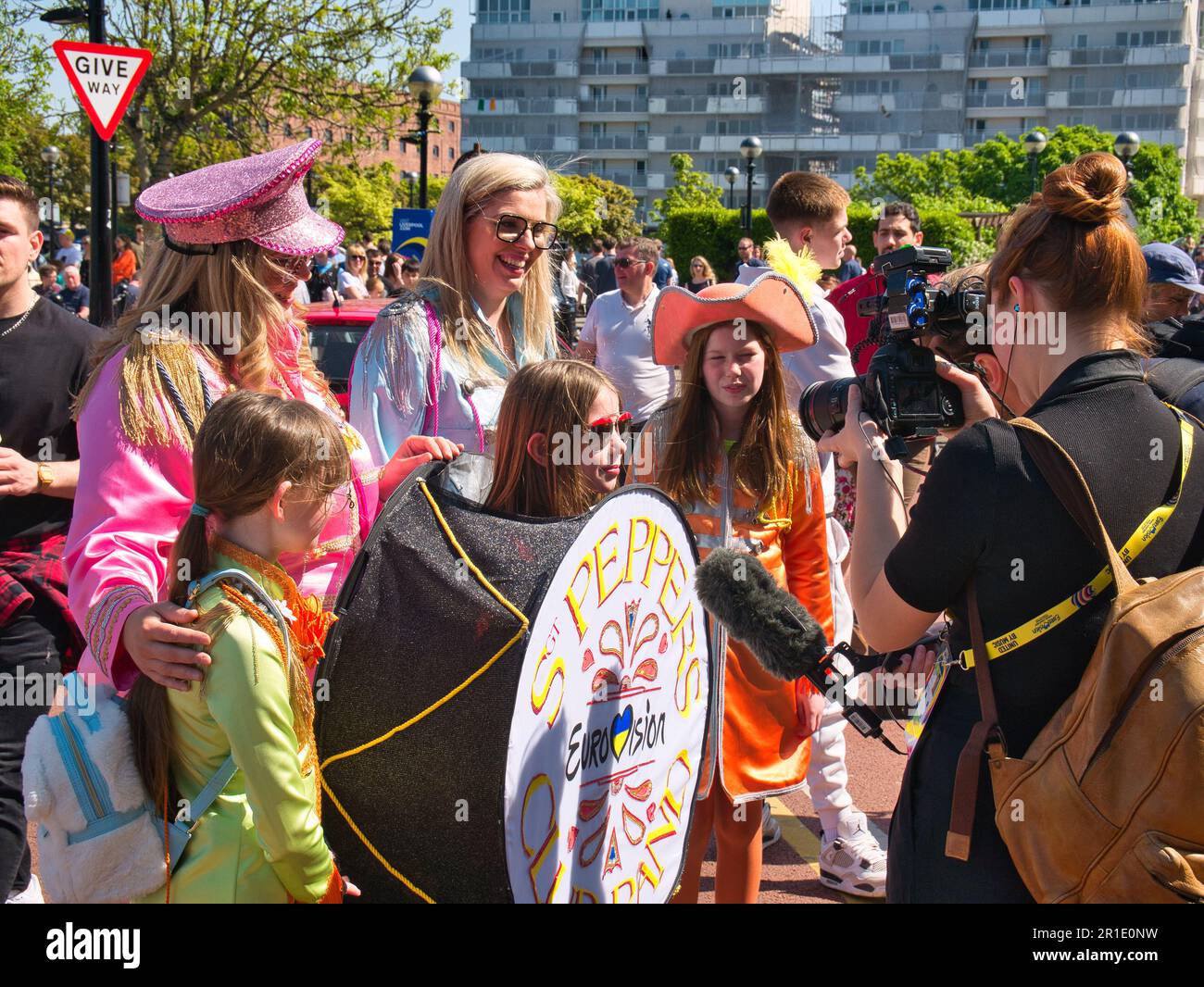 Bunte Eurovision-Massen in Liverpool am Samstag, dem 13. Mai, am Tag des Eurovision-Finales. An einem sonnigen Tag am Pier Head und Albert Dock Stockfoto