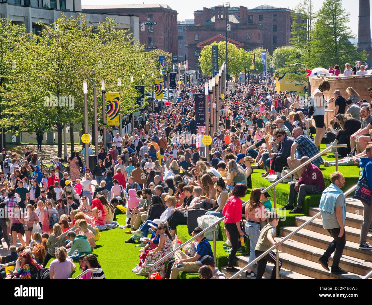 Bunte Eurovision-Massen in Liverpool am Samstag, dem 13. Mai, am Tag des Eurovision-Finales. An einem sonnigen Tag am Pier Head und Albert Dock Stockfoto