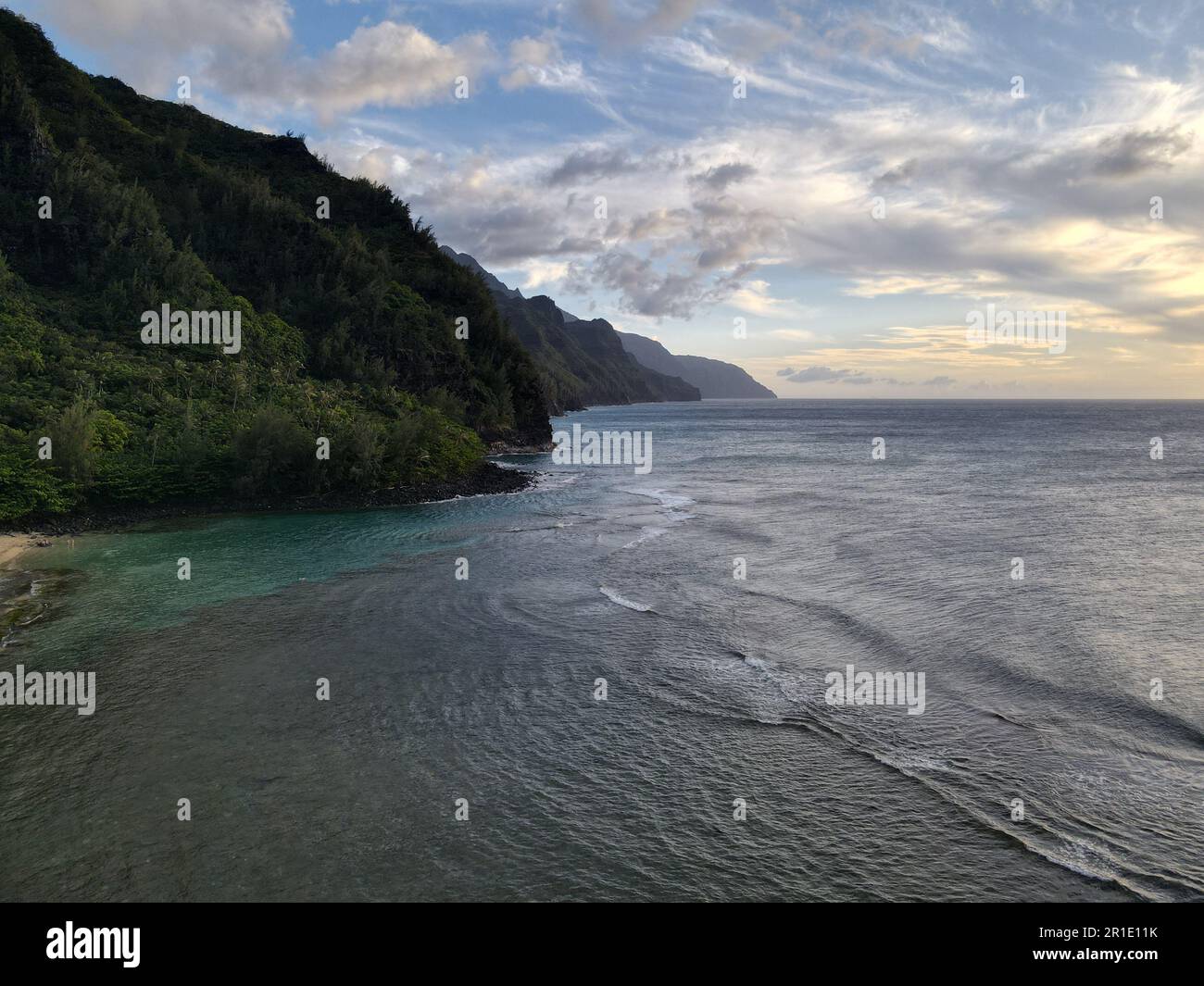 Napali Coast fotografiert von einer Drohne aus Kee Beach Stockfoto