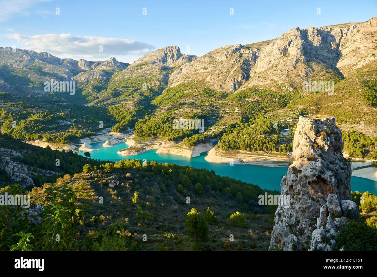 Guadalest Reservoir bei Sonnenuntergang mit seinem charakteristischen türkisfarbenen Wasser (Castell de Guadalest, Marina Baixa, Alicante, Valencian Community, Spanien) Stockfoto