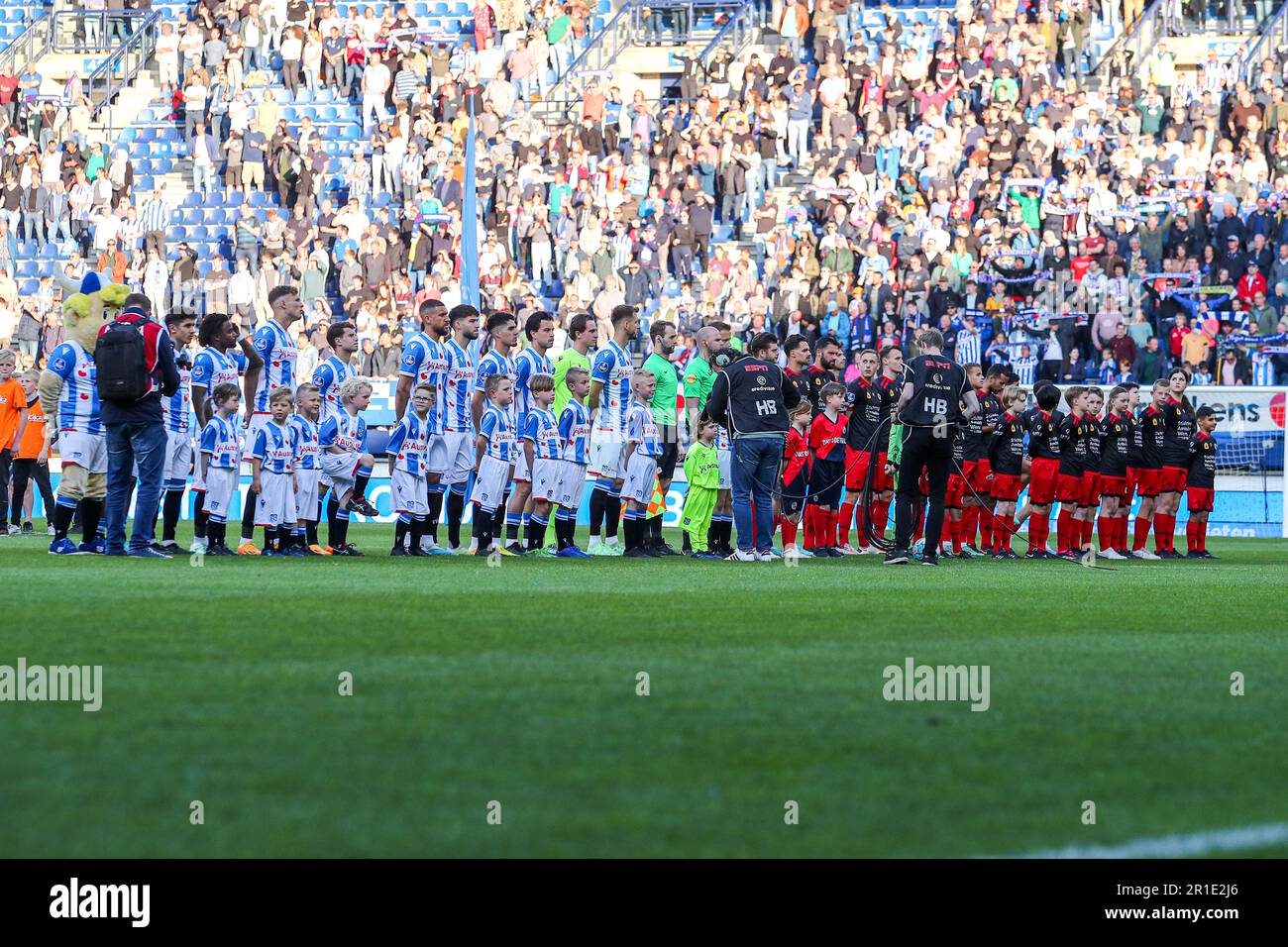 Heerenveen, Niederlande. 13. Mai 2023. HEERENVEEN, NIEDERLANDE - 13. MAI: Spieler beider Seiten während des niederländischen Eredivisie-Spiels zwischen SC Heerenveen und Excelsior Rotterdam im Abe Lenstra Stadion am 13. Mai 2023 in Heerenveen, Niederlande (Foto von Pieter van der Woude/Orange Pictures) Guthaben: Orange Pics BV/Alamy Live News Stockfoto