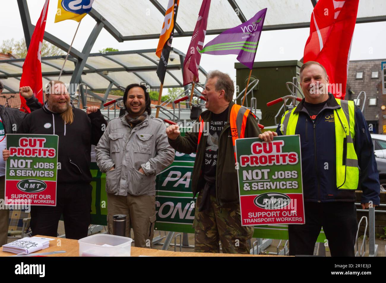 Southend-on-Sea. Essex, Britian. 13/05/2023. Fairplay? Transport Union-Mitglieder melden sich dieses Wochenende vor dem Bahnhof Southend Victoria von der Picket Line over Pay and Conditions. Helen Cowles/Alamy Live News. Stockfoto