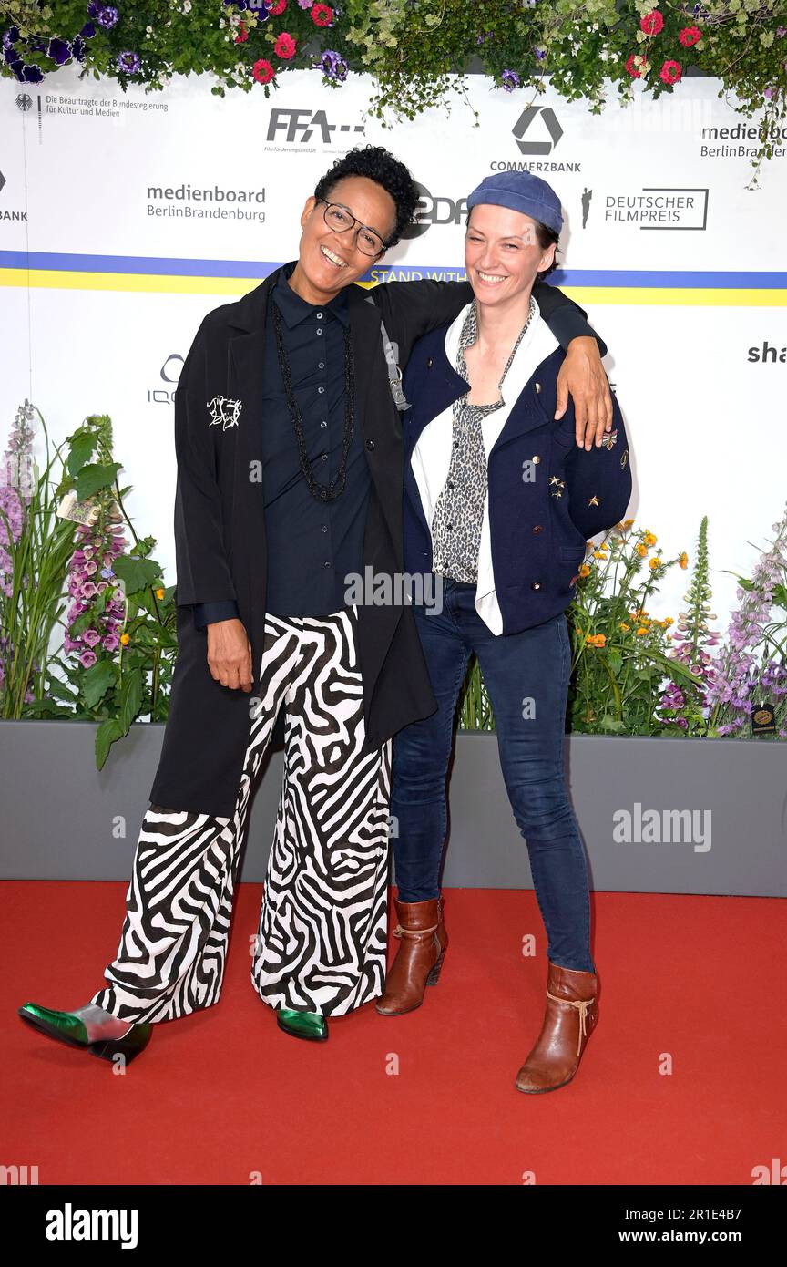 Mo Asumang und Begleitung bei der 73. Verleihung des Deutschen Filmpreises 2023 im Theater am Potsdamer Platz. Berlin, 12.05.2023 Stockfoto