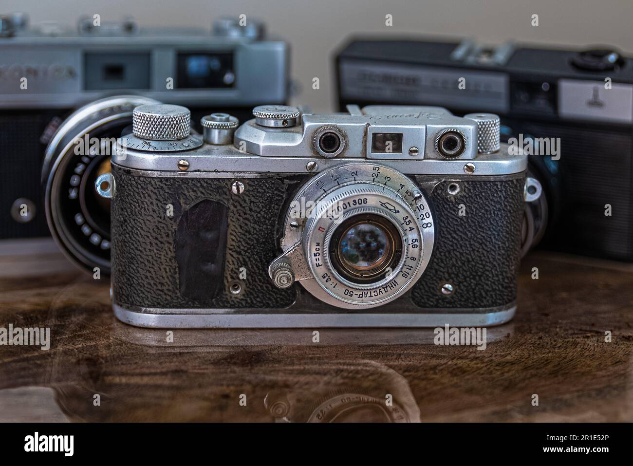 Zorka-Kamera - eine sowjetische Entfernungskamera, die eine Kopie der Leica-Kamera ist. Alte Kameras aus der Zeit der 35mm Filmrollen. Eine Sammlung klassischer Spiegelreflexkameras. Stockfoto