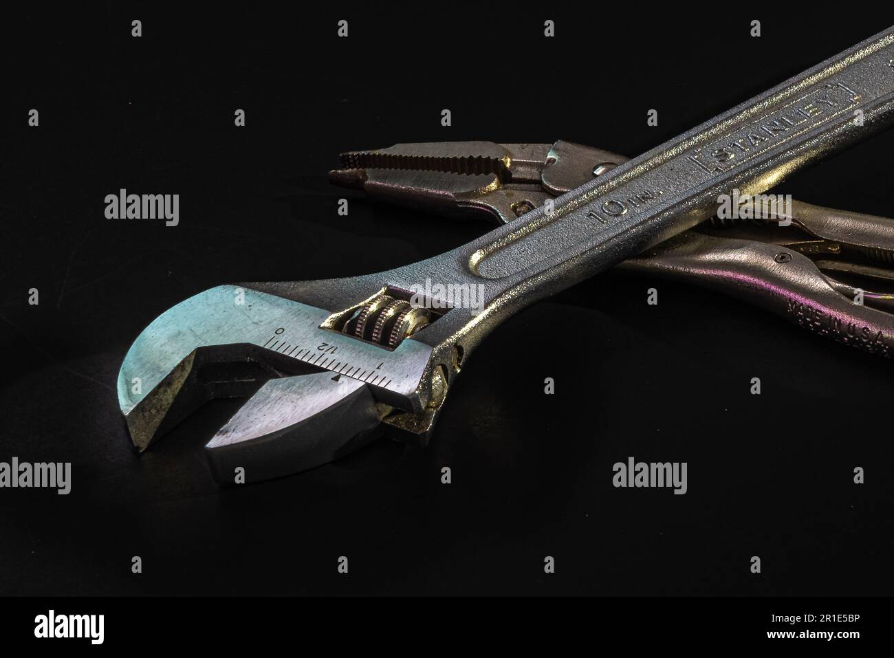 Verstellbarer mechanischer Schraubenschlüssel und Original-Crimpzange Vise-Grip. Werkzeuge zur Reparatur und Verbindung mechanischer Komponenten, die von Mechanikern verwendet werden. Stockfoto