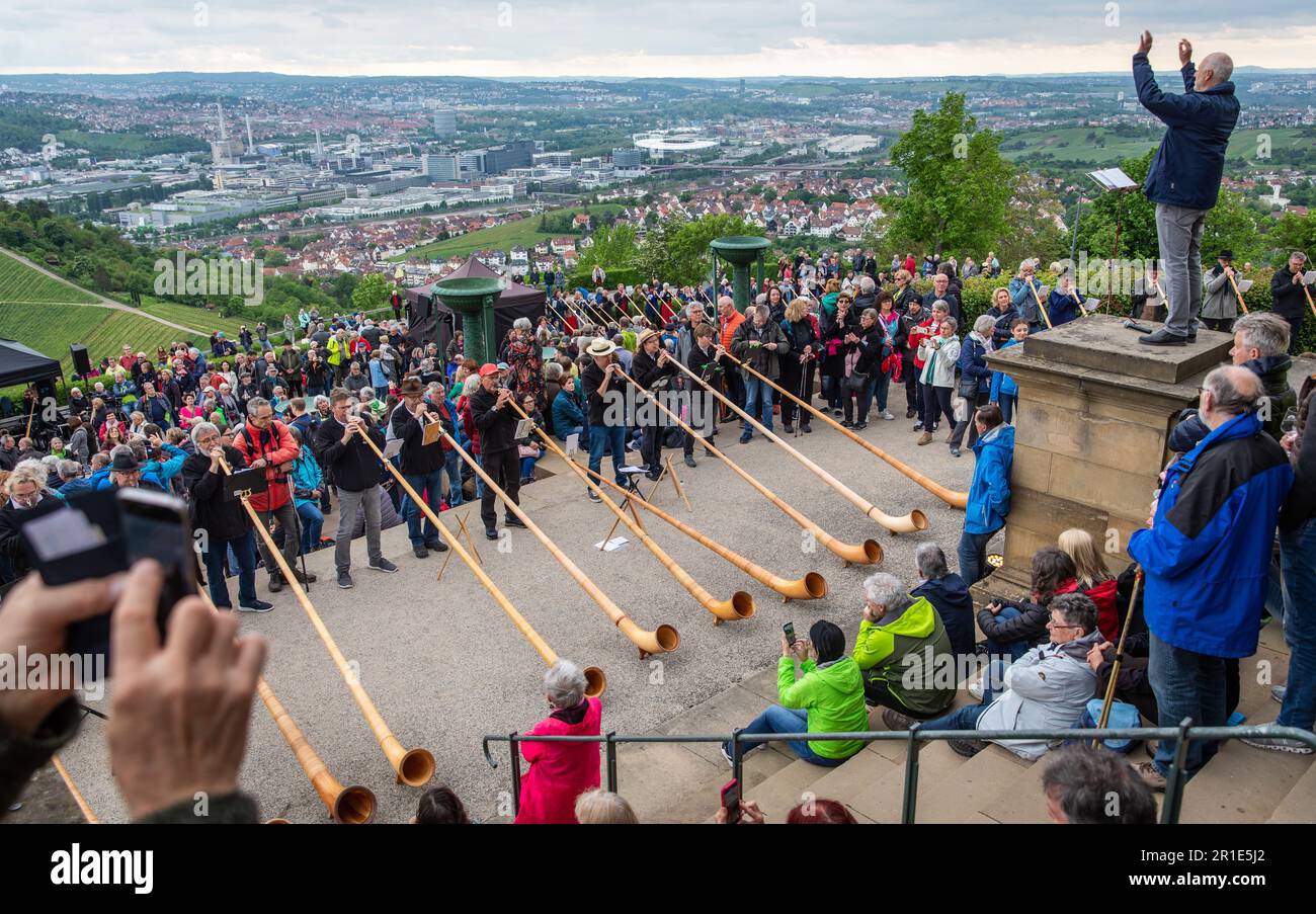 Stuttgart, Deutschland. 13. Mai 2023. Unter den Augen zahlreicher Zuschauer nehmen Alphorn-Spieler aus ganz Deutschland am Internationalen „Alphorn Summit“ 1. auf dem Württemberg Teil. Kredit: Christoph Schmidt/dpa/Alamy Live News Stockfoto