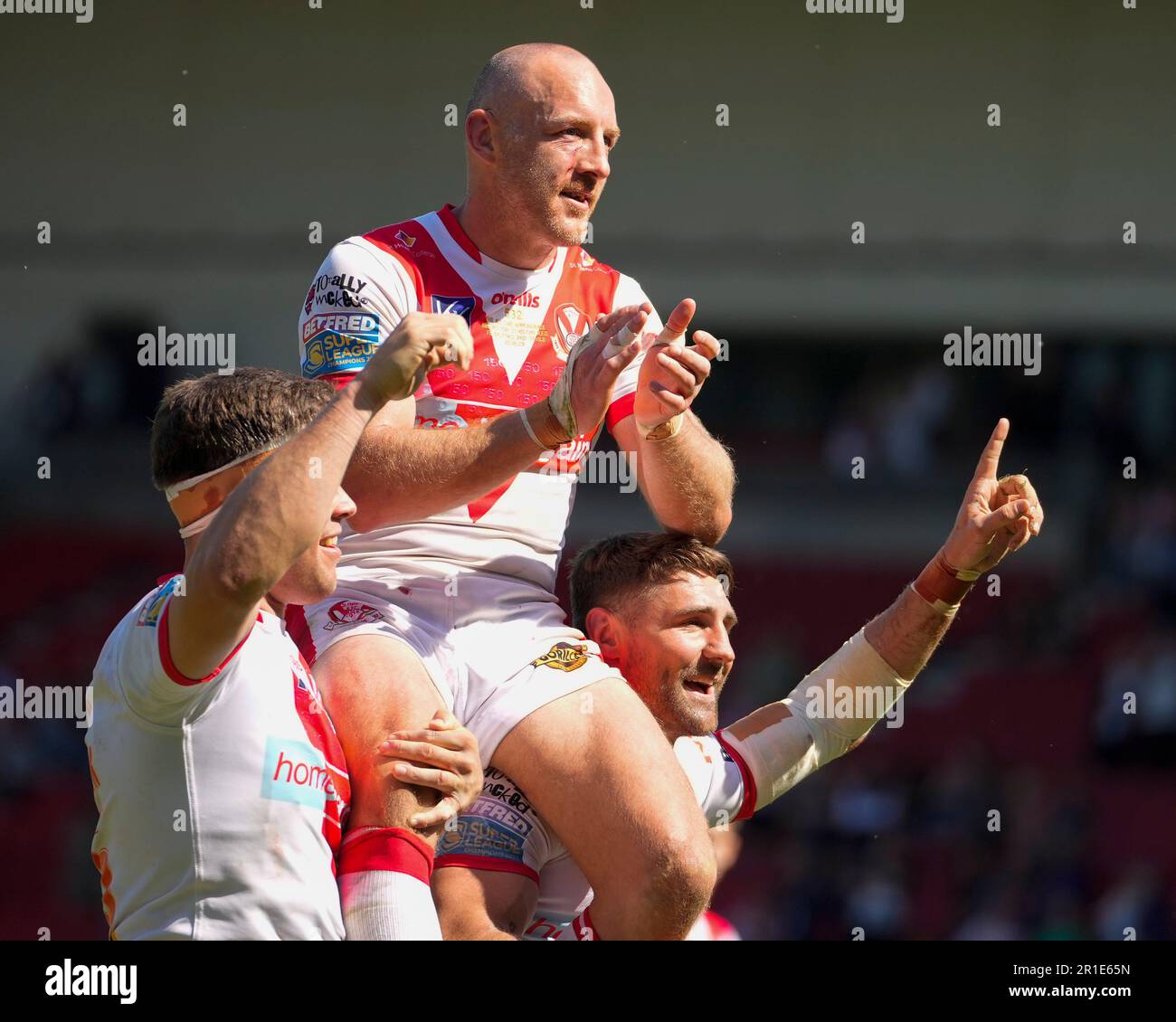 St. Helens, Großbritannien. 13. Mai 2023. Louie McCarthy-Scarsbrook Nr. 15 und Tommy Makinson Nr. 2 von St. Helens trägt James Roby Nr. 9 von St. Helens auf den Schultern nach dem Spiel der Betfred Super League Round 12, St. Helens gegen Salford Red Devils im Totally Wicked Stadium, St Helens, Großbritannien, 13. Mai 2023 (Foto von Steve Flynn/News Images) in St. Helens, Großbritannien, am 5./13. Mai 2023. (Foto: Steve Flynn/News Images/Sipa USA) Guthaben: SIPA USA/Alamy Live News Stockfoto