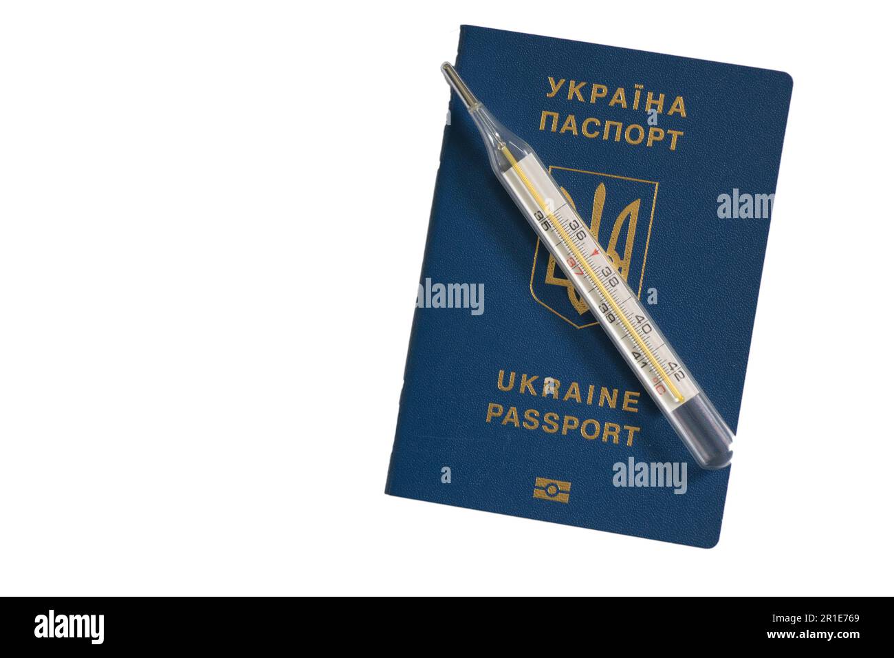 Medizinisches Thermometer liegt auf einem ukrainischen Auslandspass Stockfoto