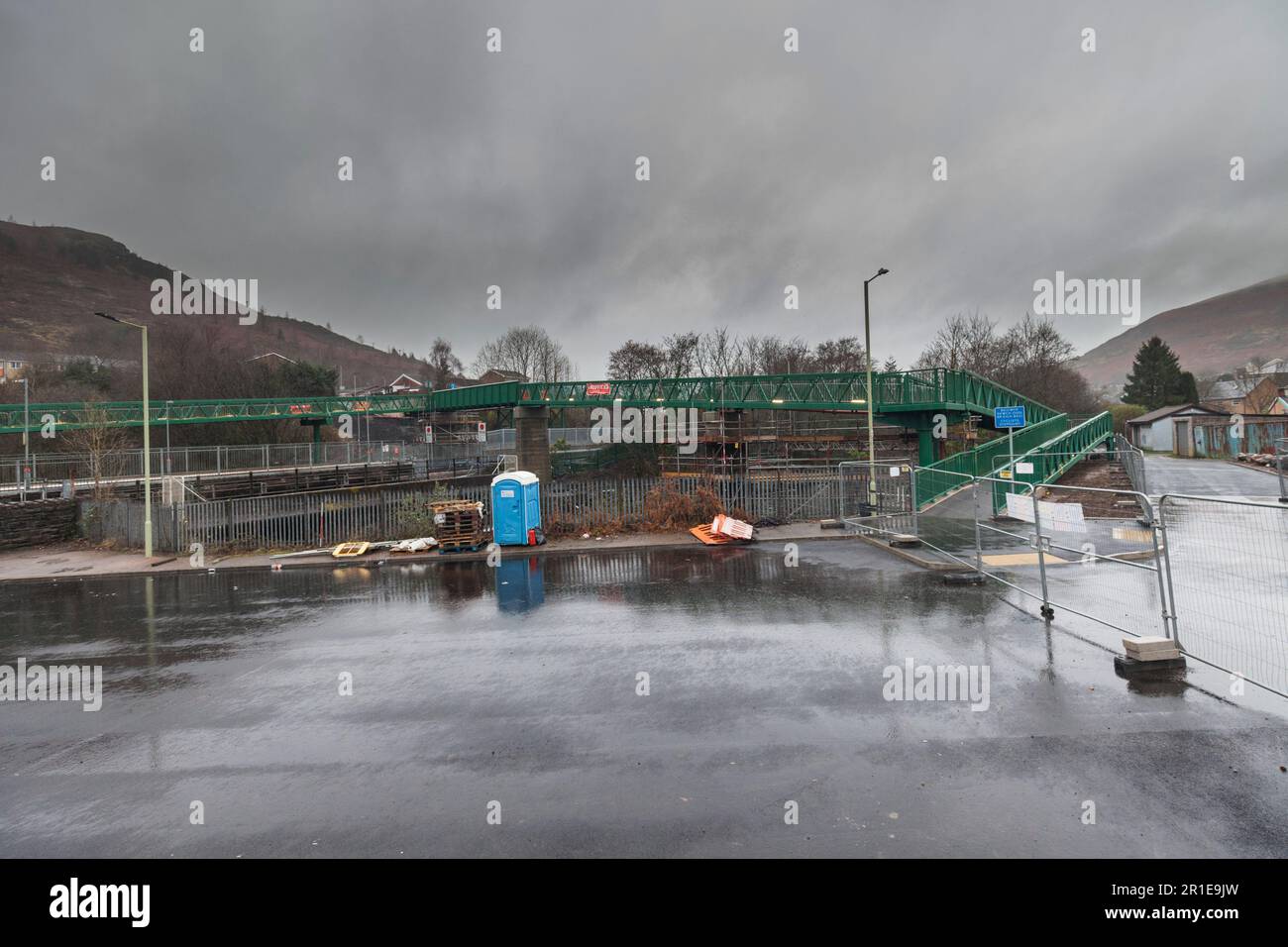 Neue Fußgängerbrücke am Bahnhof Ystrad Rhondda in Kürze fertiggestellt Stockfoto