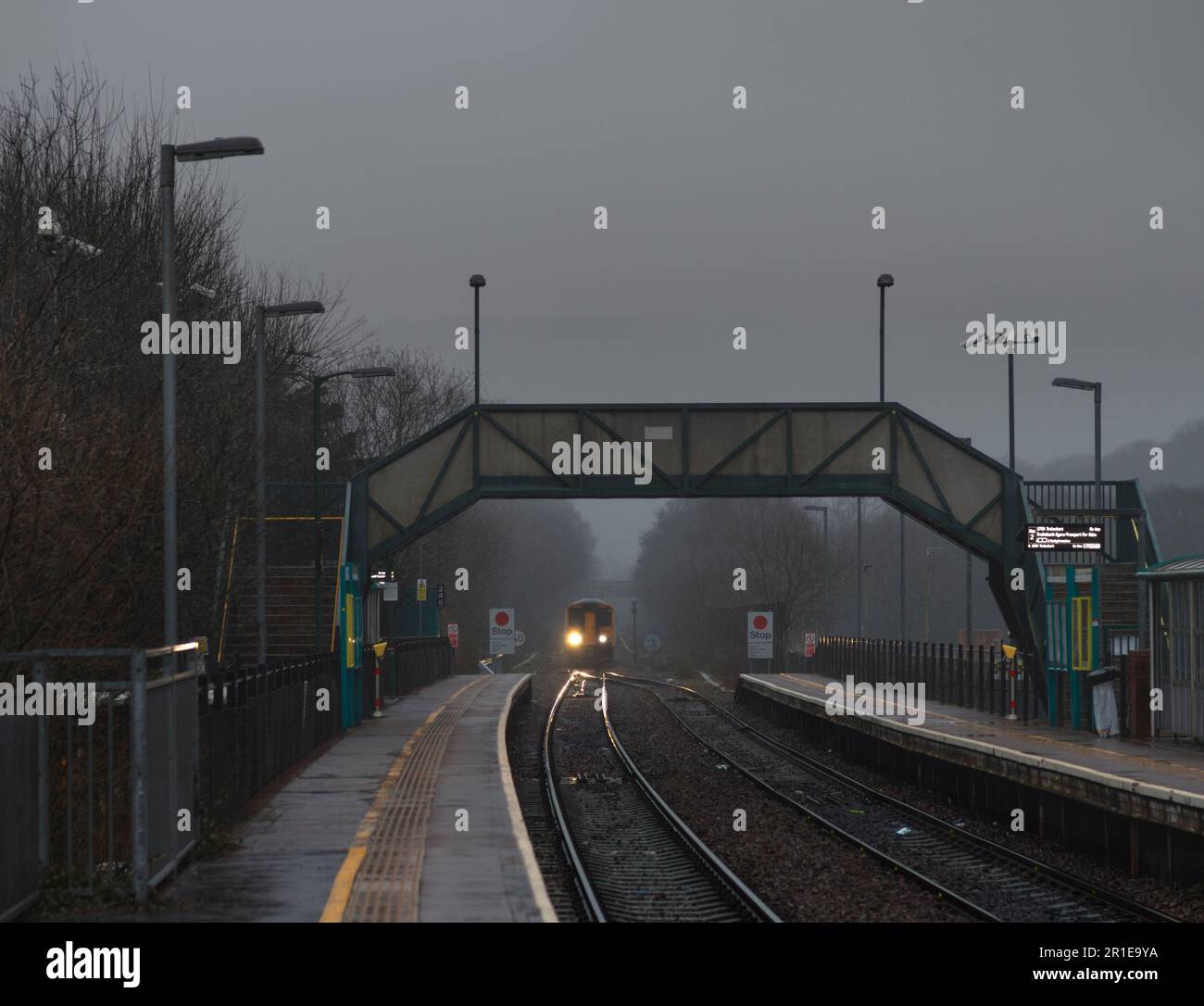 Transport für Wales Klasse 150 Sprinterzug 150282 Ankunft am Ystrad Rhondda Bahnhof an einem langweiligen, nassen Tag im Regen Stockfoto