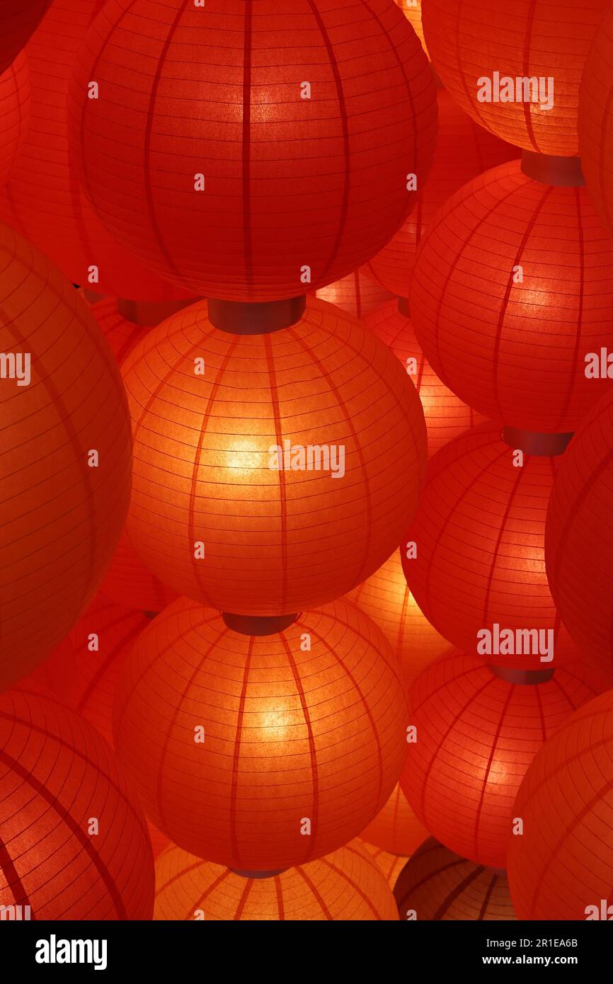 Erleben Sie die farbenfrohen Lanterns des chinesischen Neujahrsfest oder des Frühlingsfestes mit traditionellen Papierlaternen aus nächster Nähe. Stockfoto