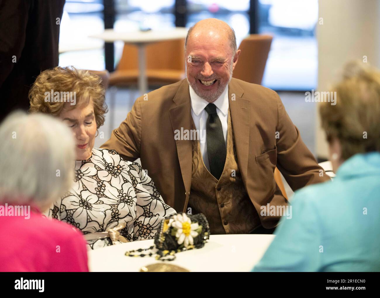 IAN TURPIN, Ehemann von Luci Johnson (nicht abgebildet), spricht am 12. Mai 2023 mit Freunden beim LBJ Liberty Justice for All Award der Lyndon Baines Johnson Library. Der Preis 2023 wurde dem Sänger Willie Nelson (nicht gezeigt) anlässlich seines 90. Geburtstages verliehen. Stockfoto