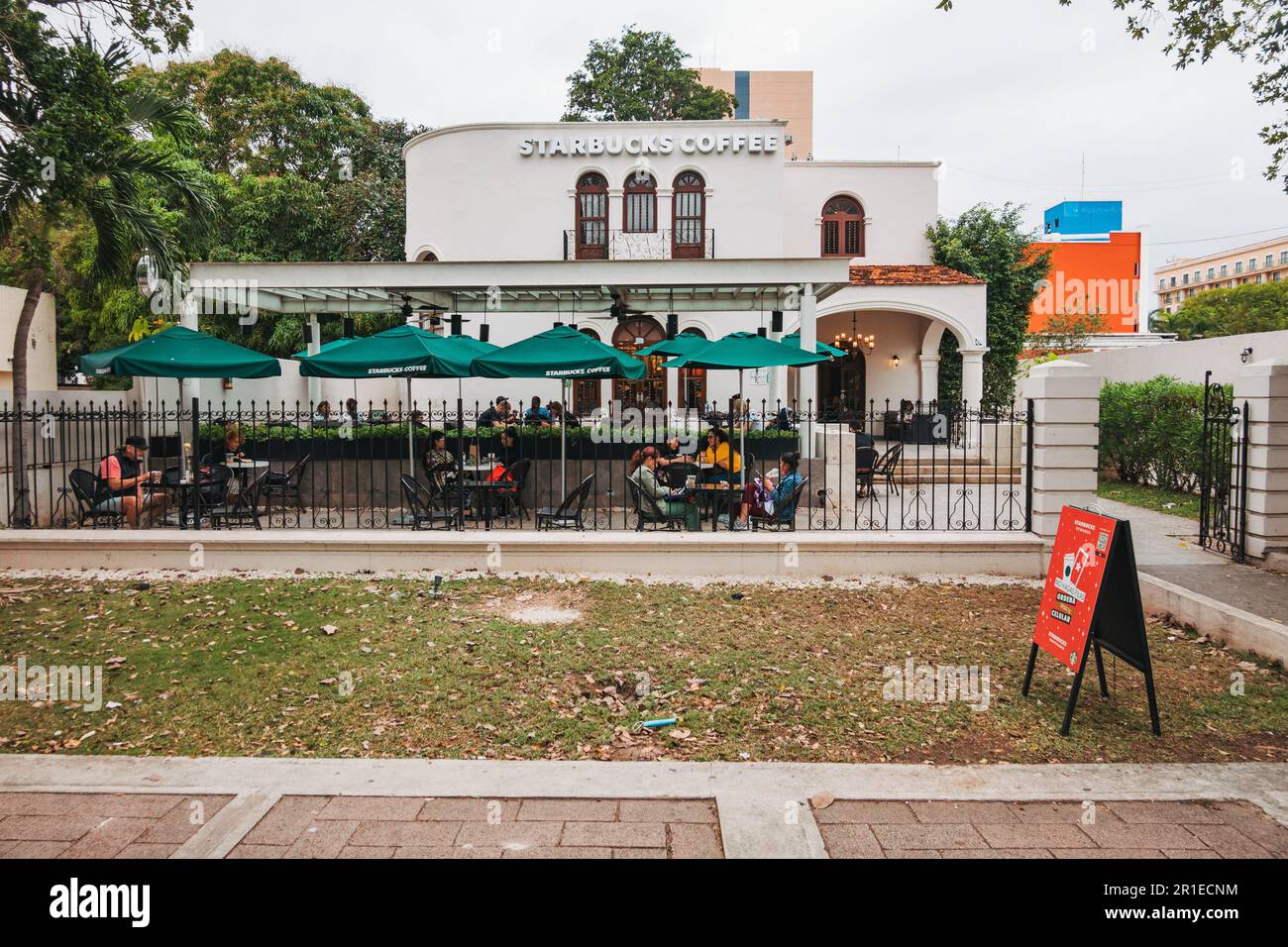 Ein Starbucks Café in einem Kolonialhaus in der mexikanischen Stadt Merida, Yucatan Stockfoto