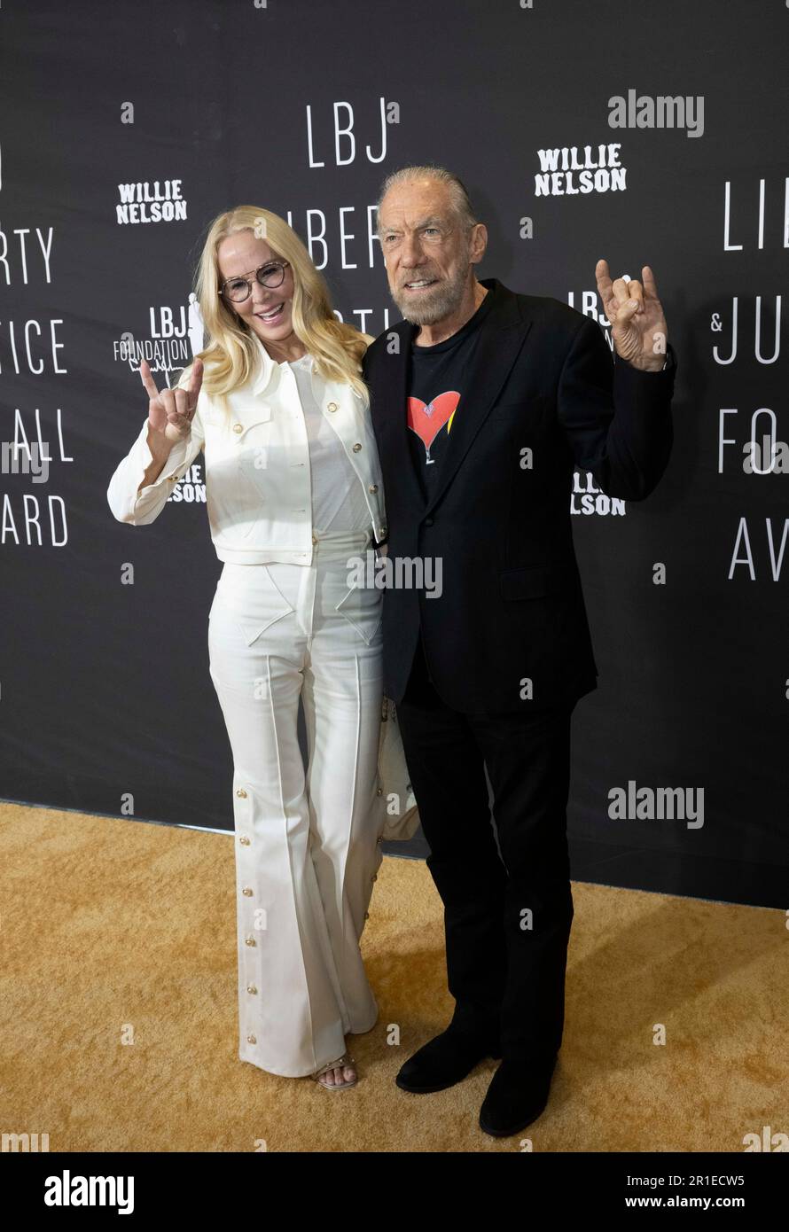 Amerikanischer Unternehmer und Milliardär JOHN PAUL DEJORIA und seine Frau ELOISE posieren am 12. Mai 2023 beim LBJ Liberty Justice for All Award der Lyndon Baines Johnson Library auf dem roten Teppich. Der Preis 2023 wurde dem Sänger Willie Nelson (nicht gezeigt) anlässlich seines 90. Geburtstages verliehen. Stockfoto