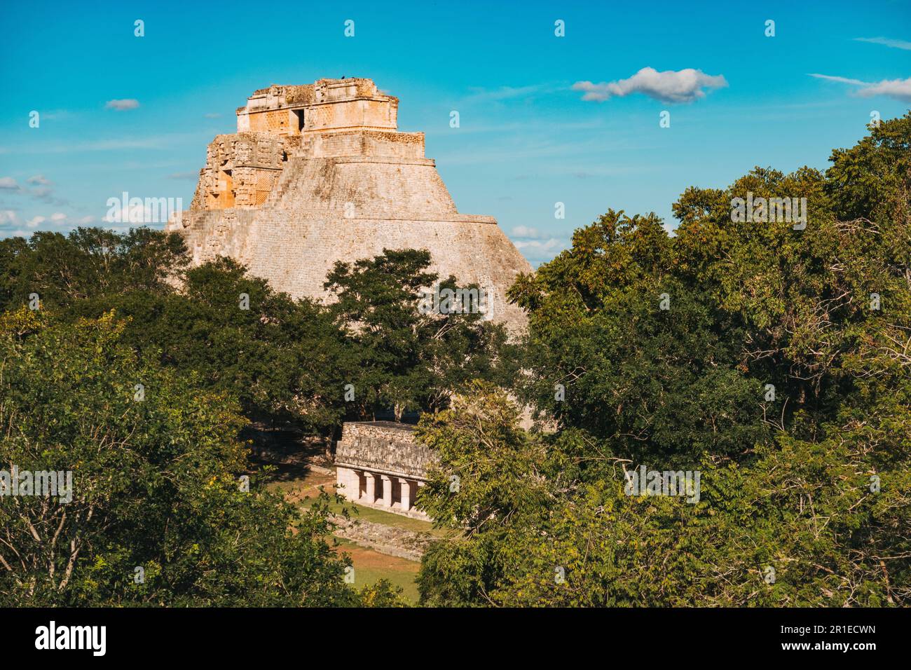 Die Pyramide des Magiers ragt über den Ruinen von Uxmal, einer alten Maya-Stadt auf der Halbinsel Yucatan, Mexiko Stockfoto